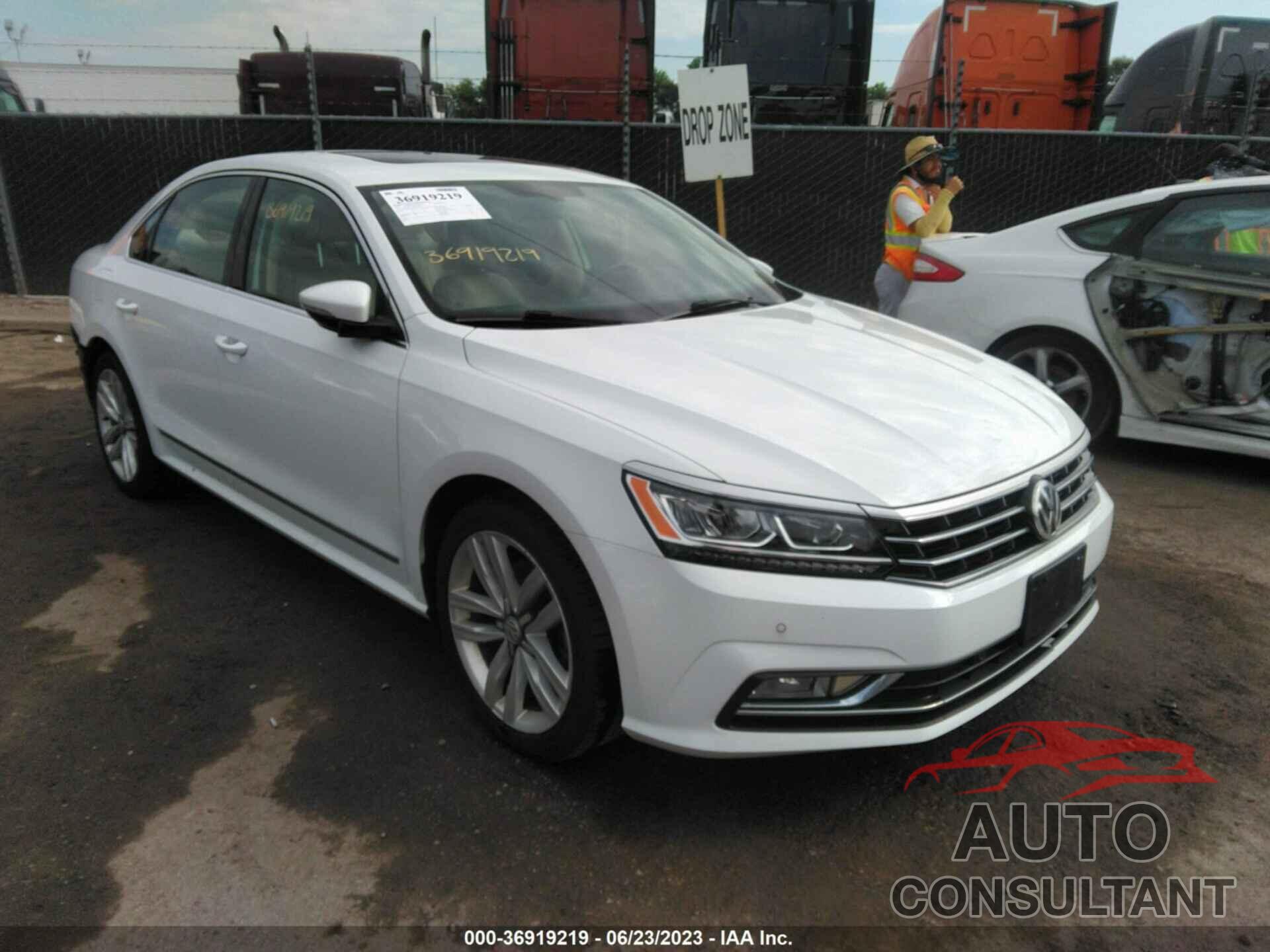 VOLKSWAGEN PASSAT 2017 - 1VWGT7A33HC030365