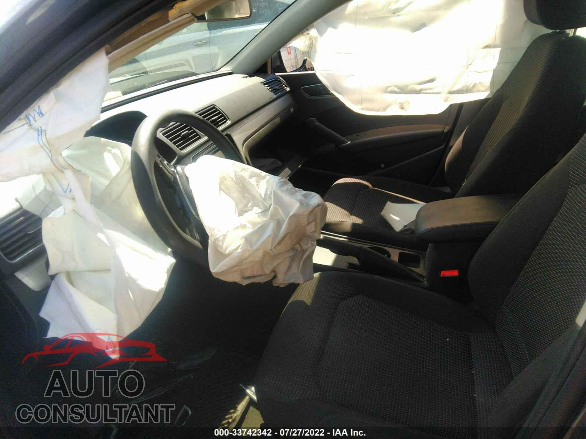 VOLKSWAGEN PASSAT 2017 - 1VWAT7A36HC078660