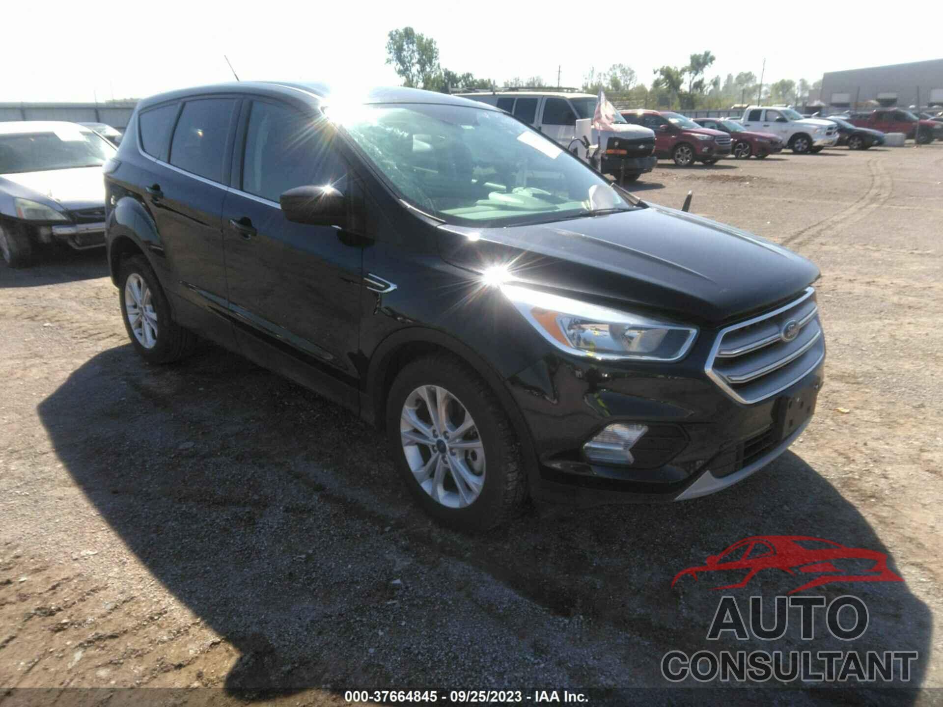 FORD ESCAPE 2017 - 1FMCU9G91HUC53225
