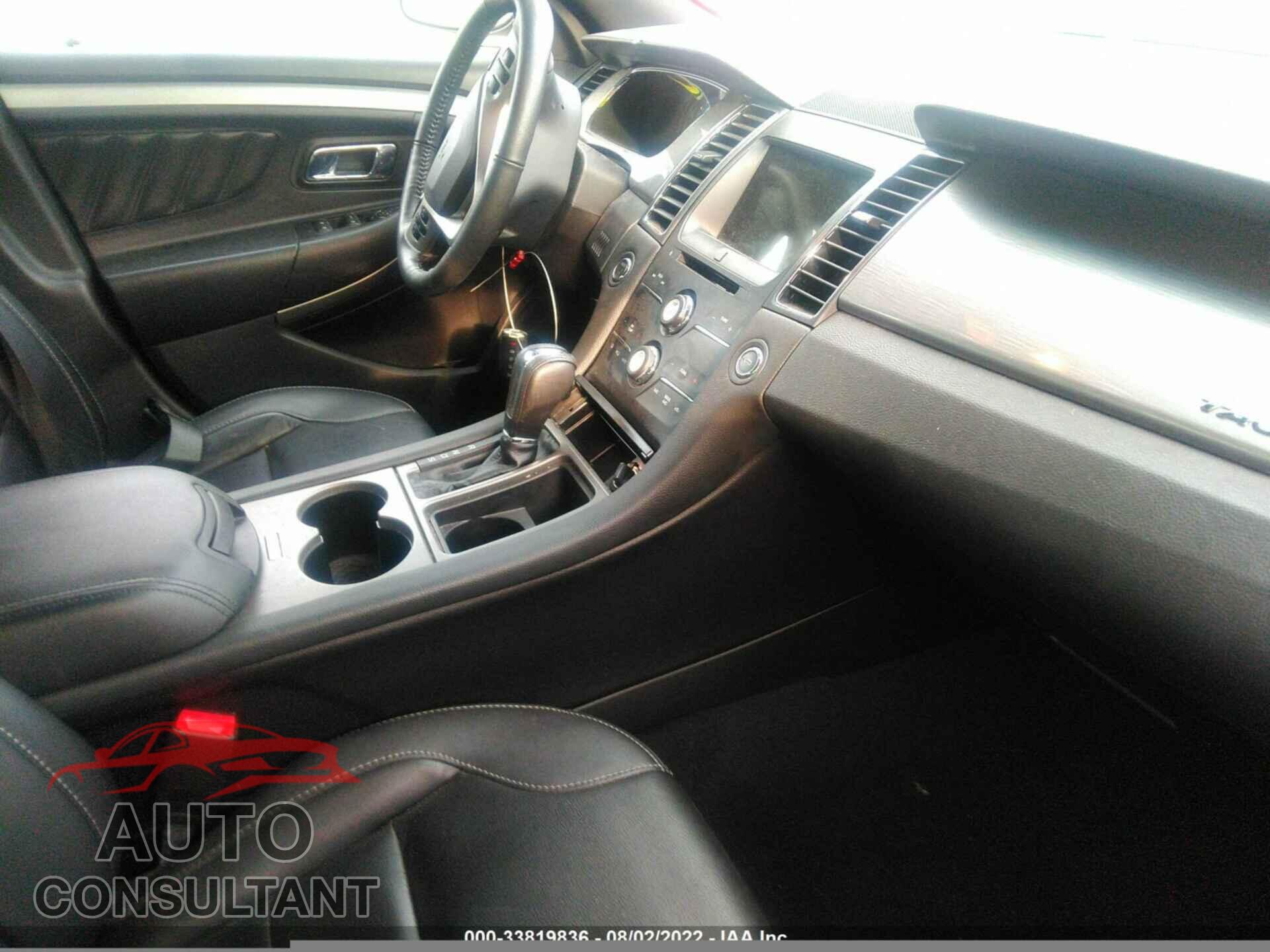 FORD TAURUS 2018 - 1FAHP2E81JG143210