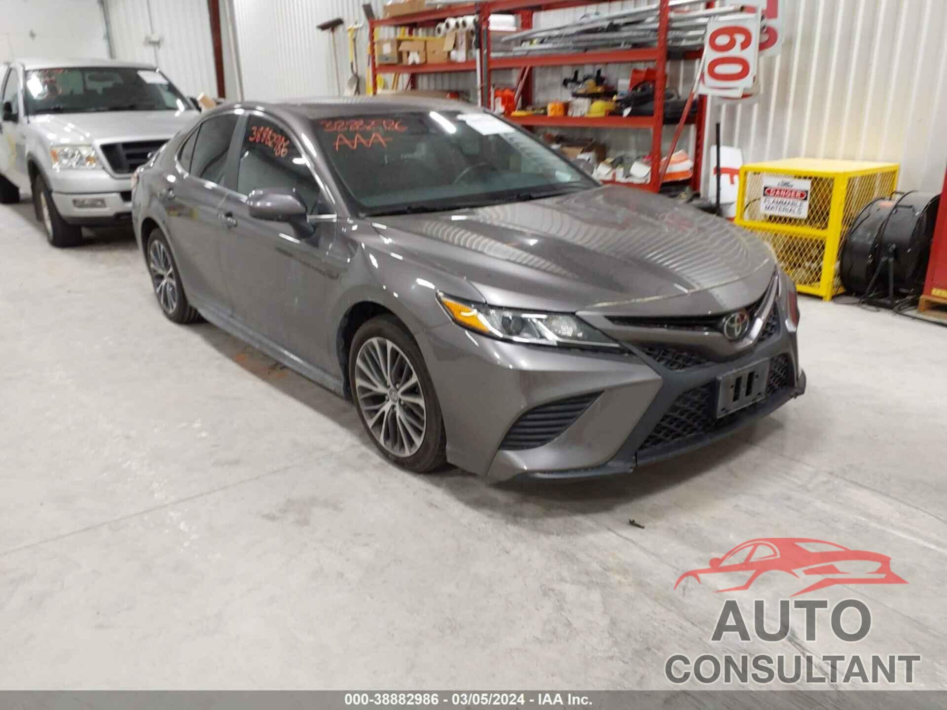 TOYOTA CAMRY 2018 - 4T1B11HK8JU075004