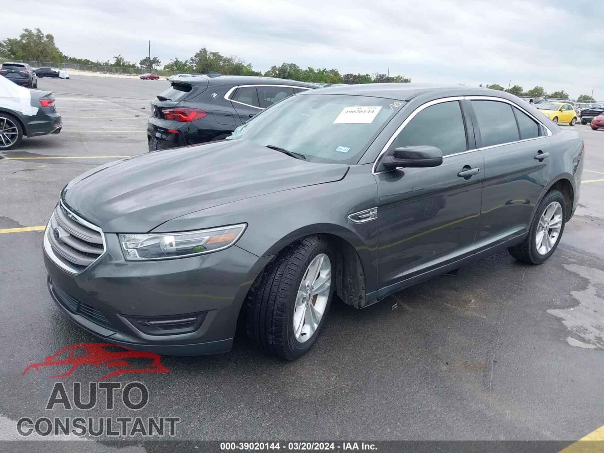 FORD TAURUS 2017 - 1FAHP2E82HG135109