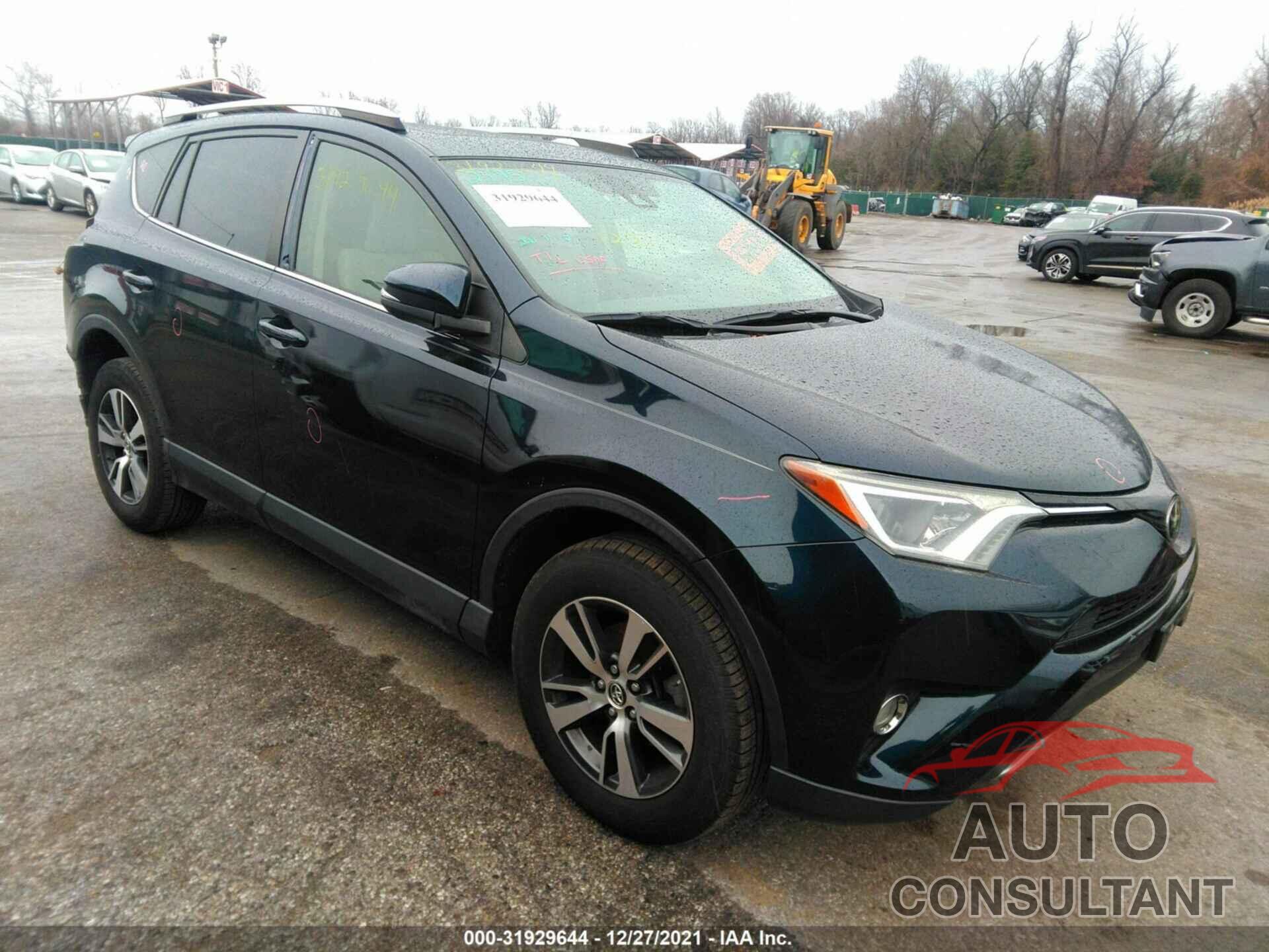 TOYOTA RAV4 2017 - JTMRFREV0HJ702159