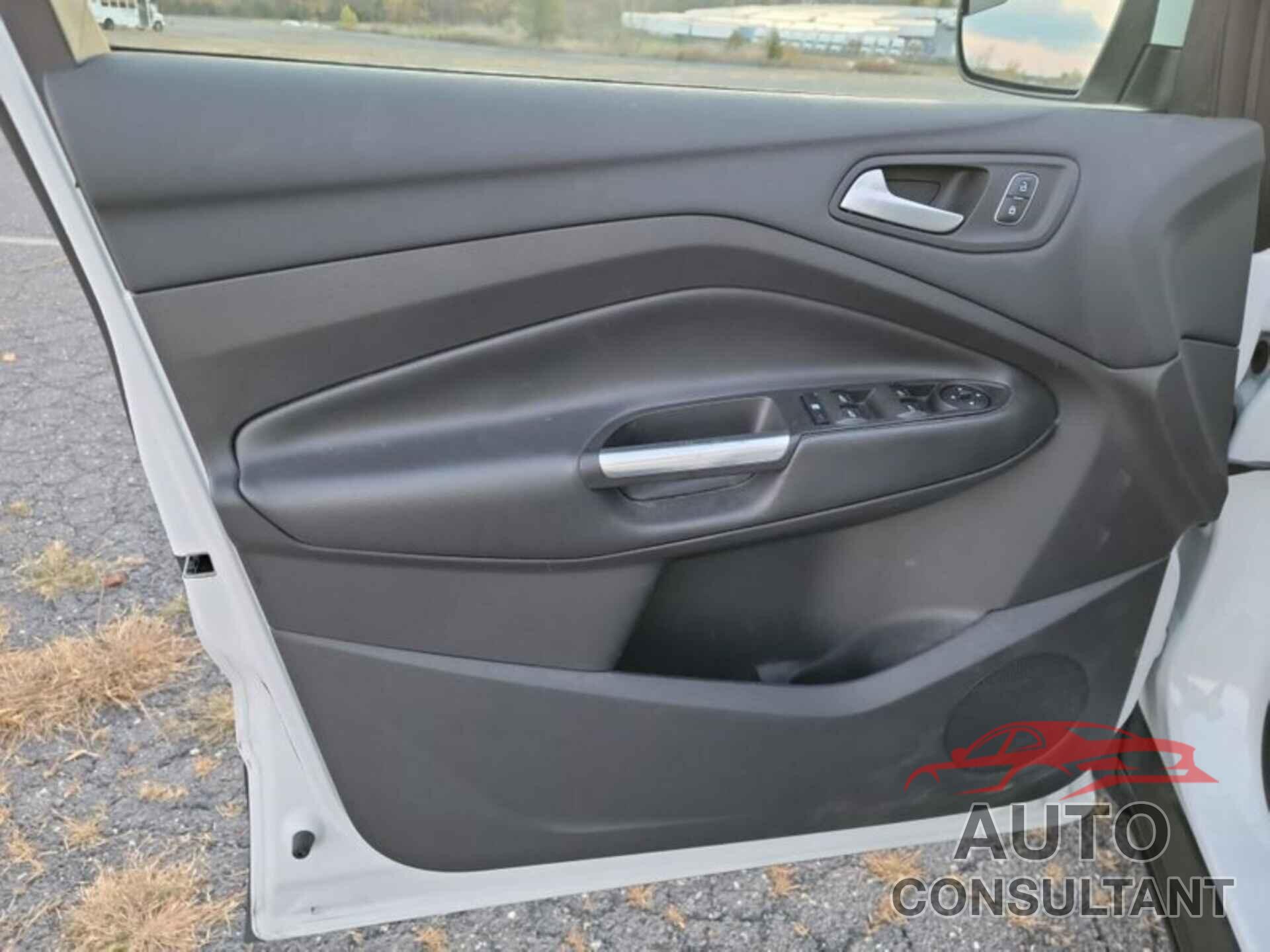 FORD ESCAPE 2018 - 1FMCU9GD2JUC13245