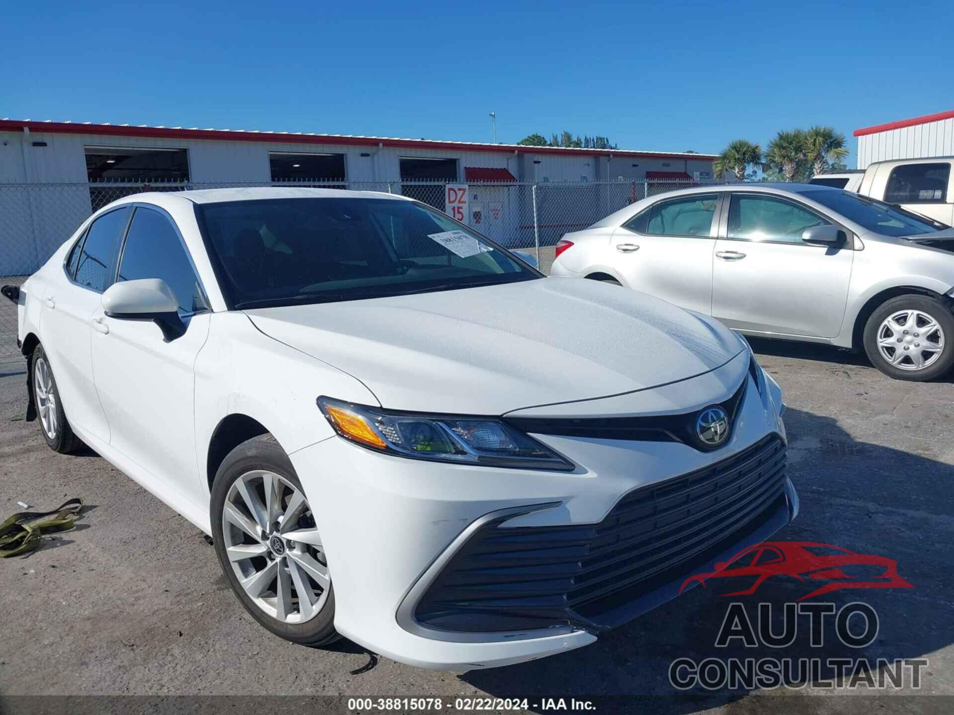 TOYOTA CAMRY 2022 - 4T1C11AK4NU681341