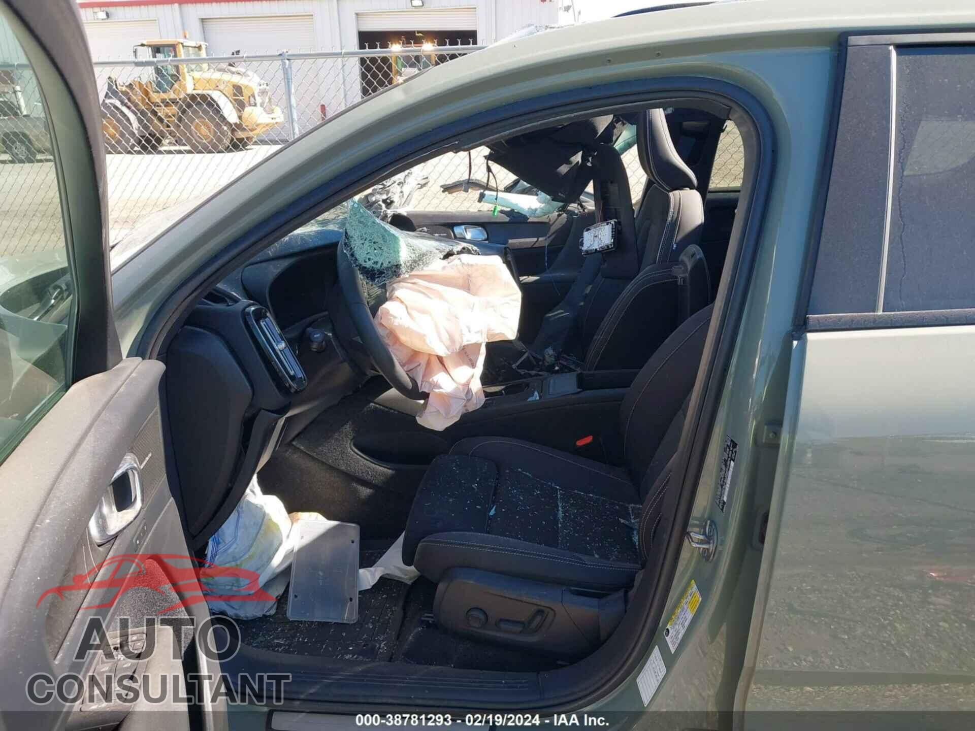 VOLVO C40 2023 - YV4ED3GM9P2051237