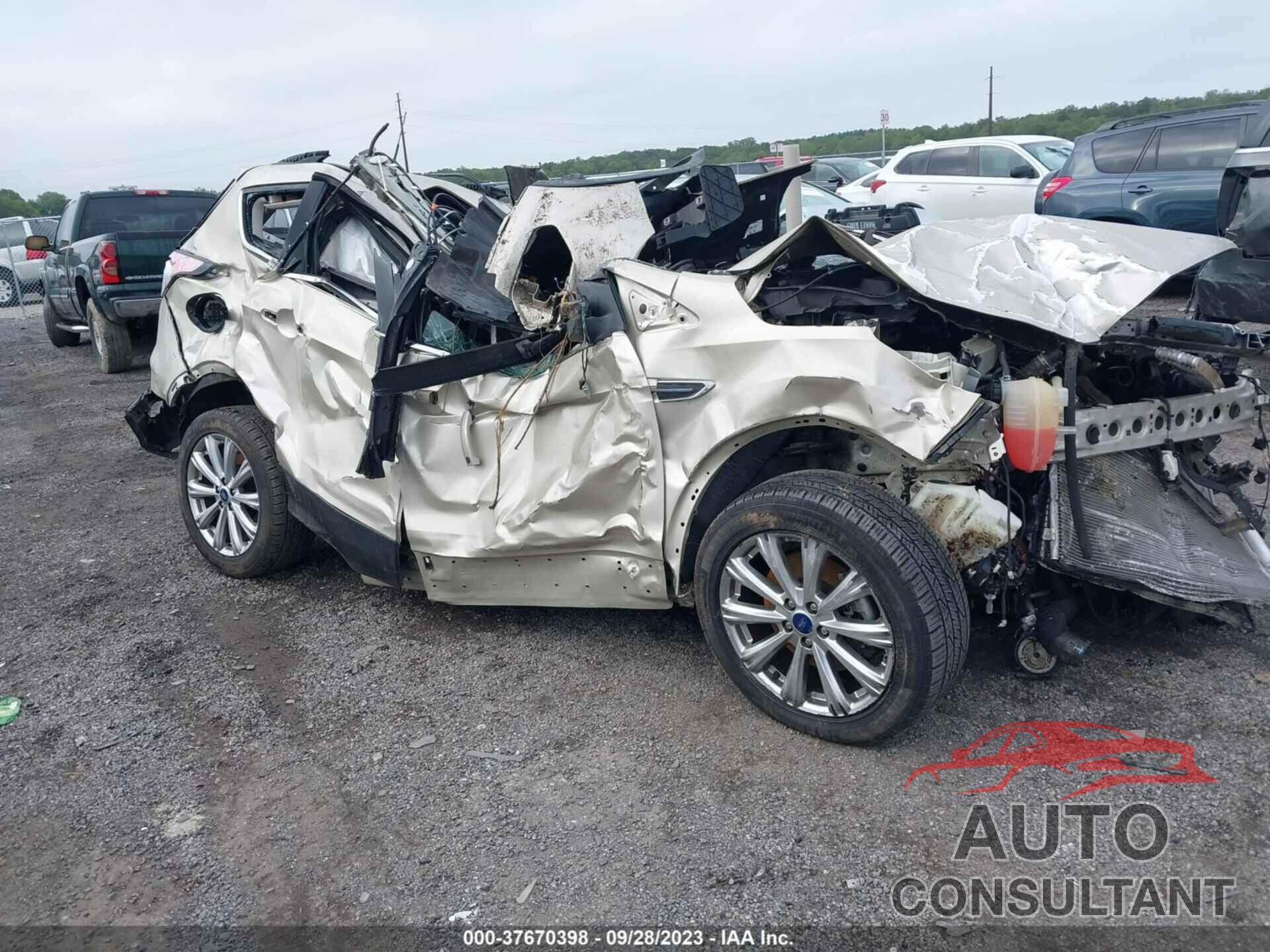 FORD ESCAPE 2017 - 1FMCU9J99HUE87380