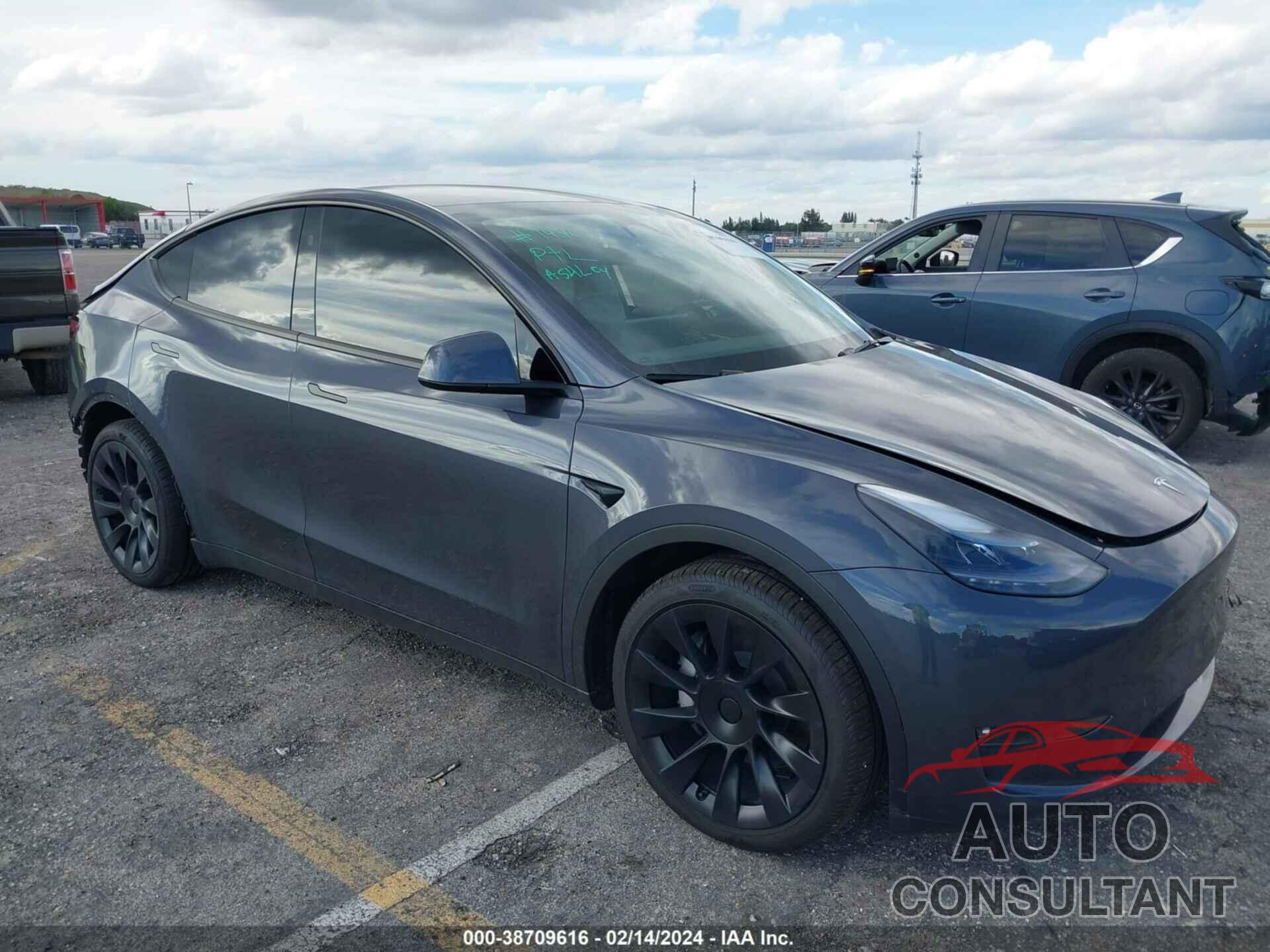 TESLA MODEL Y 2023 - 7SAYGAEEXPF932861