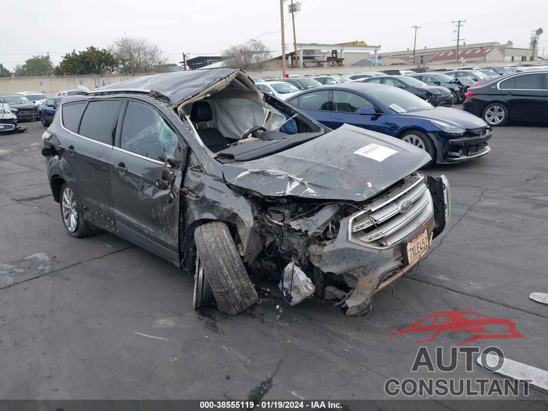 FORD ESCAPE 2017 - 1FMCU0J91HUD12455