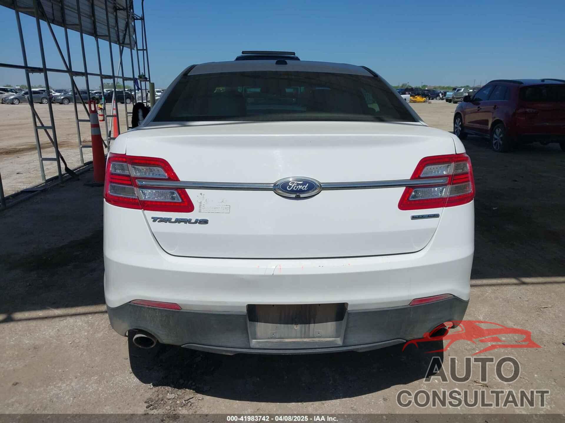 FORD TAURUS 2018 - 1FAHP2D82JG126885