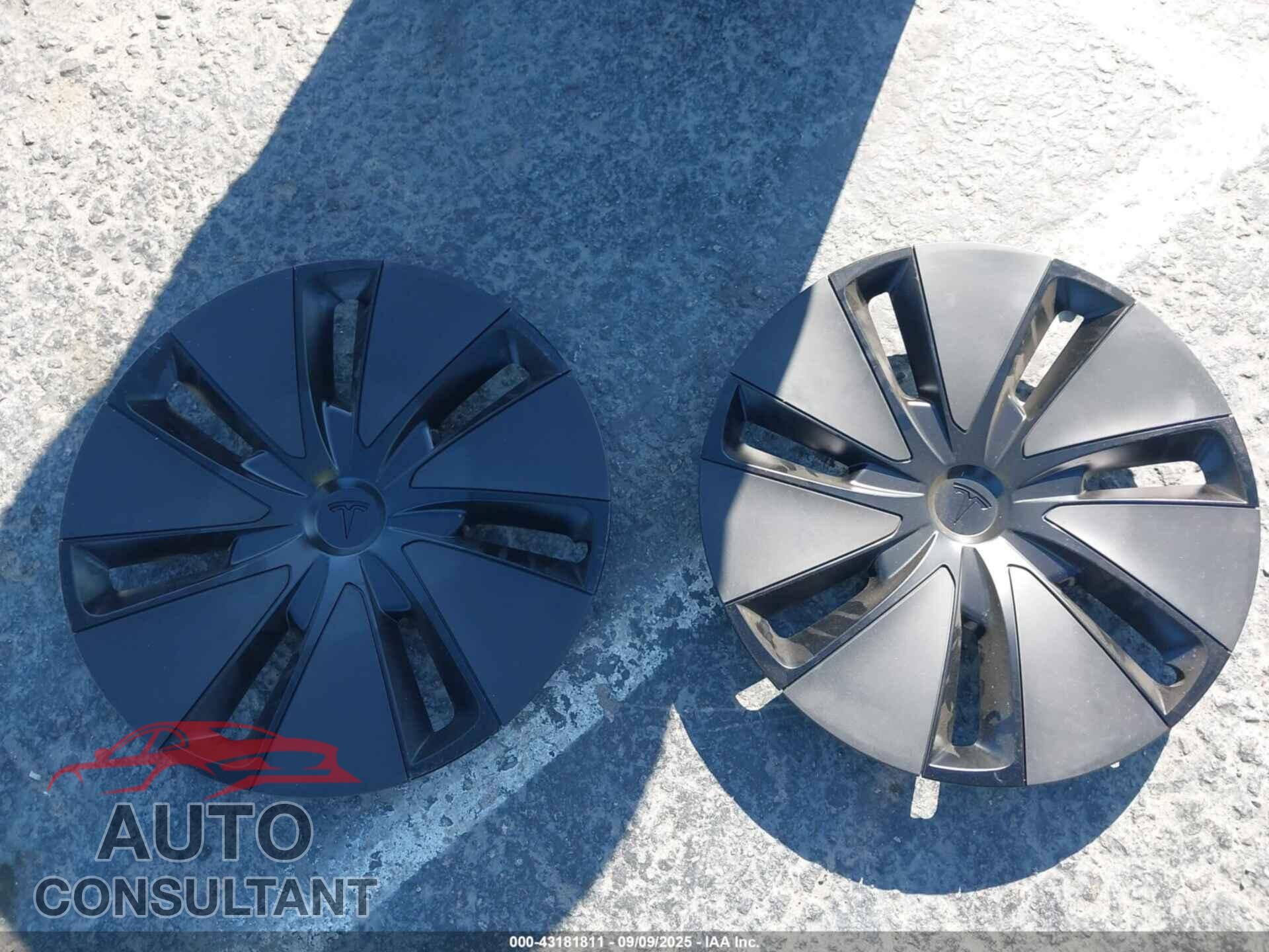 TESLA MODEL 3 2025 - 5YJ3E1EA2SF038470