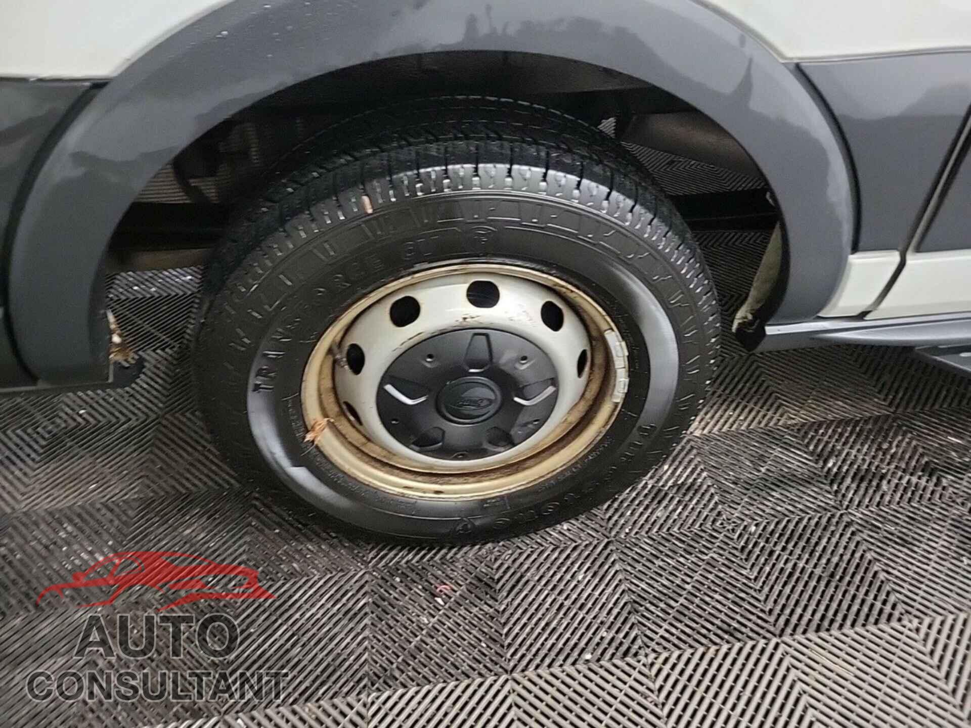 FORD TRANSIT-150 2017 - 1FTYE1YM3HKA82520