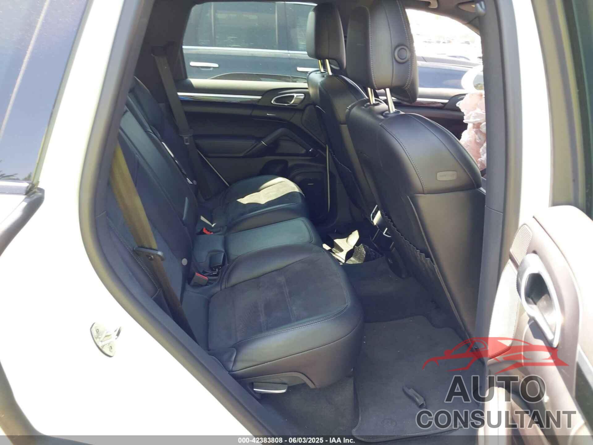PORSCHE CAYENNE 2018 - WP1AA2A28JKA02807