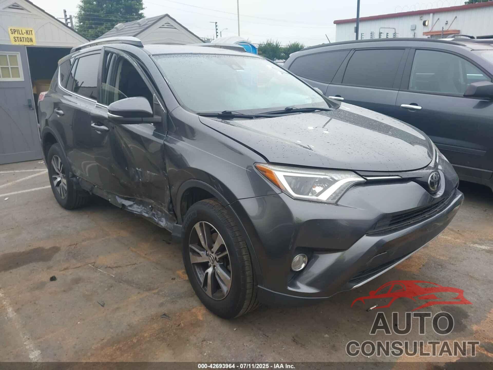 TOYOTA RAV4 2017 - JTMWFREV6HD104384