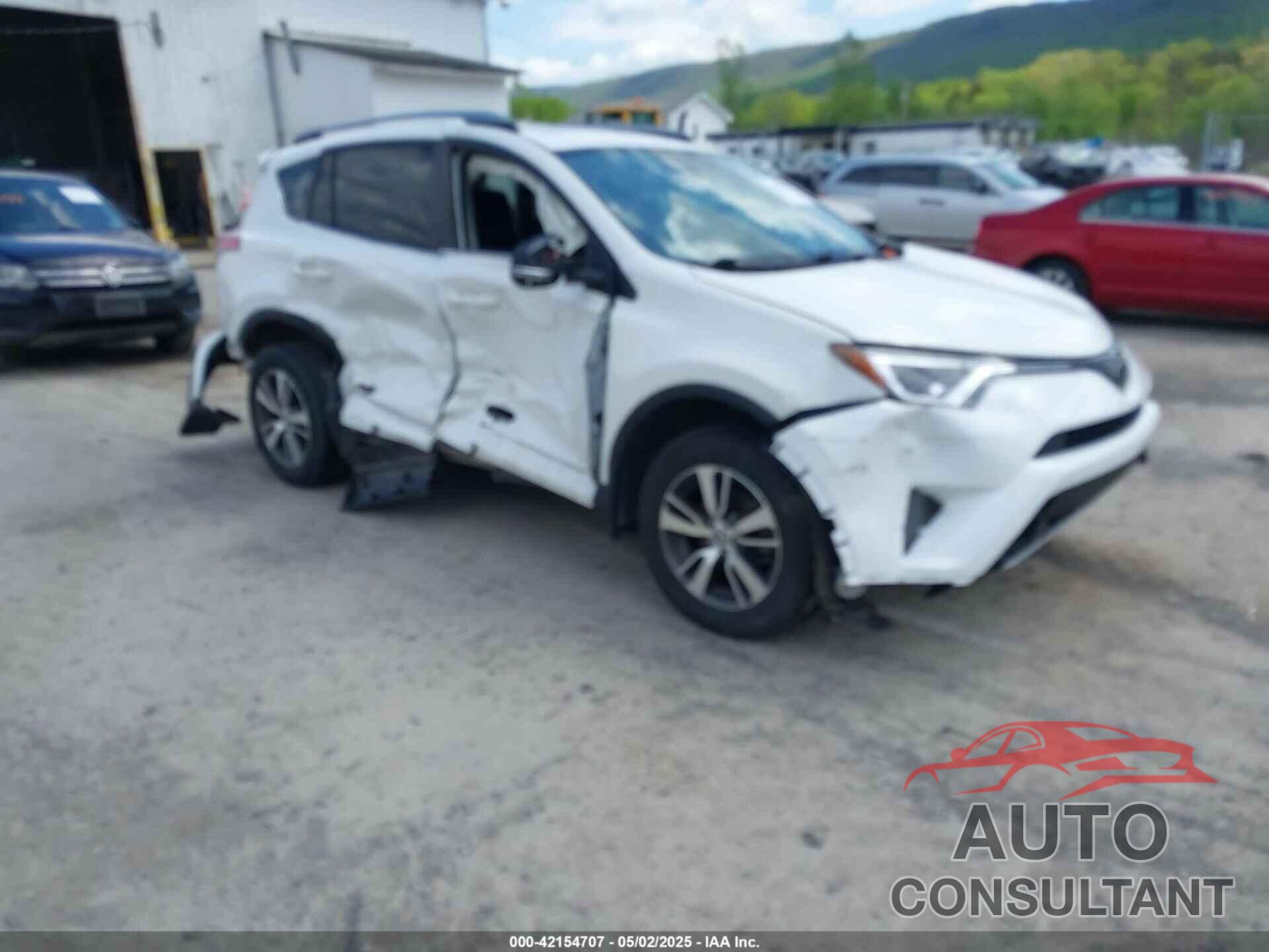 TOYOTA RAV4 2017 - JTMRFREV8HJ112520