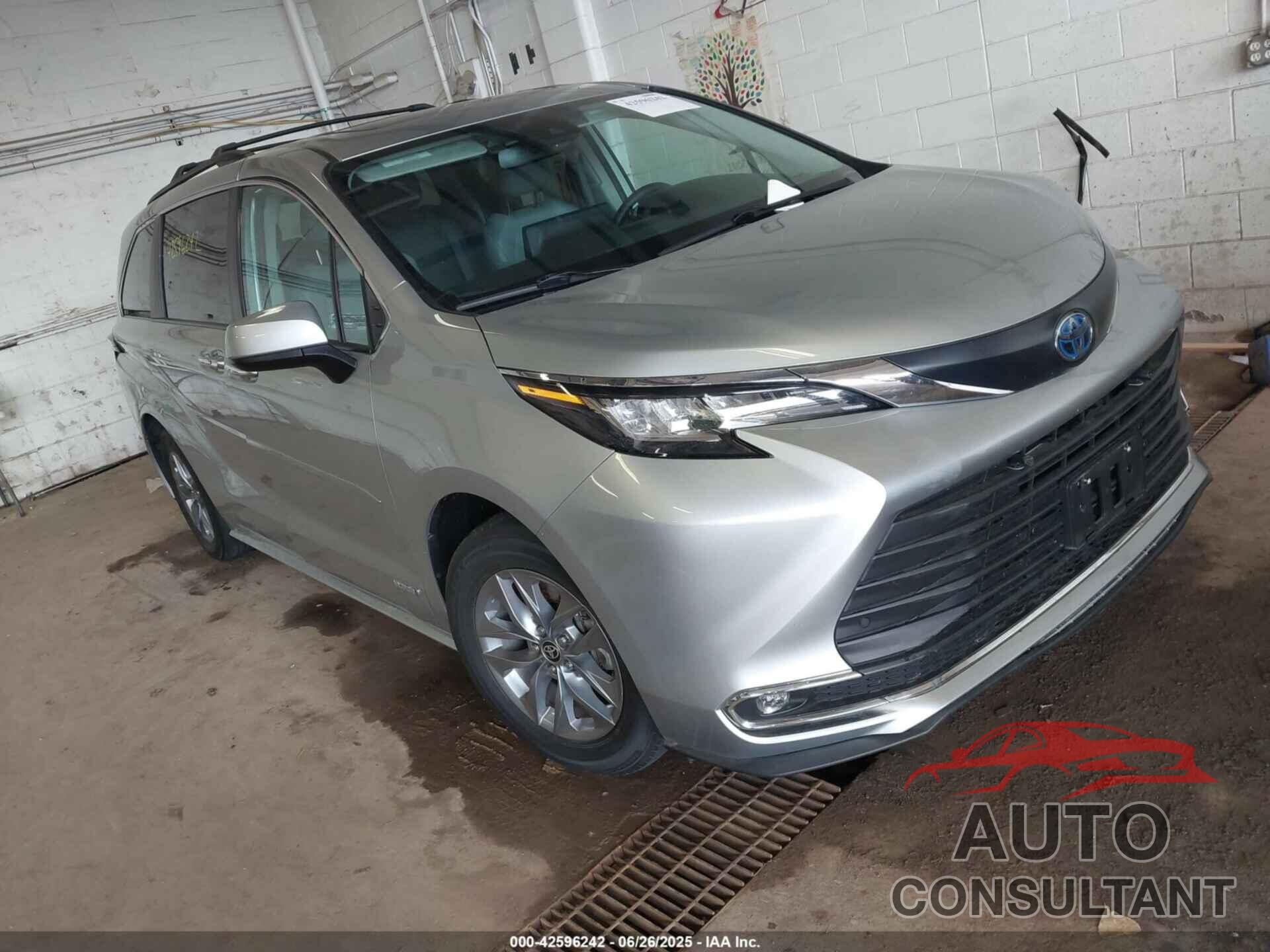 TOYOTA SIENNA 2021 - 5TDYSKFC0MS035375