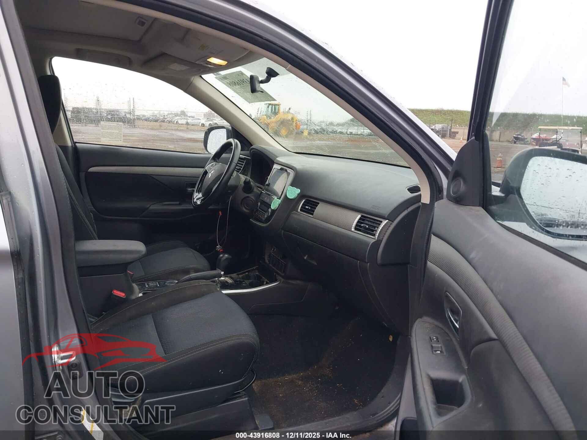 MITSUBISHI OUTLANDER 2017 - JA4AD3A33HZ058317