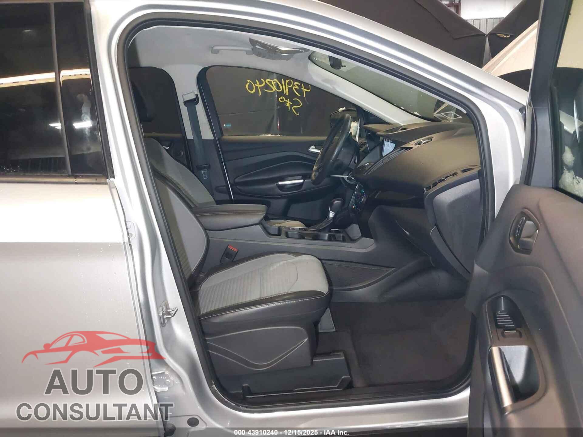 FORD ESCAPE 2017 - 1FMCU9G93HUF00518