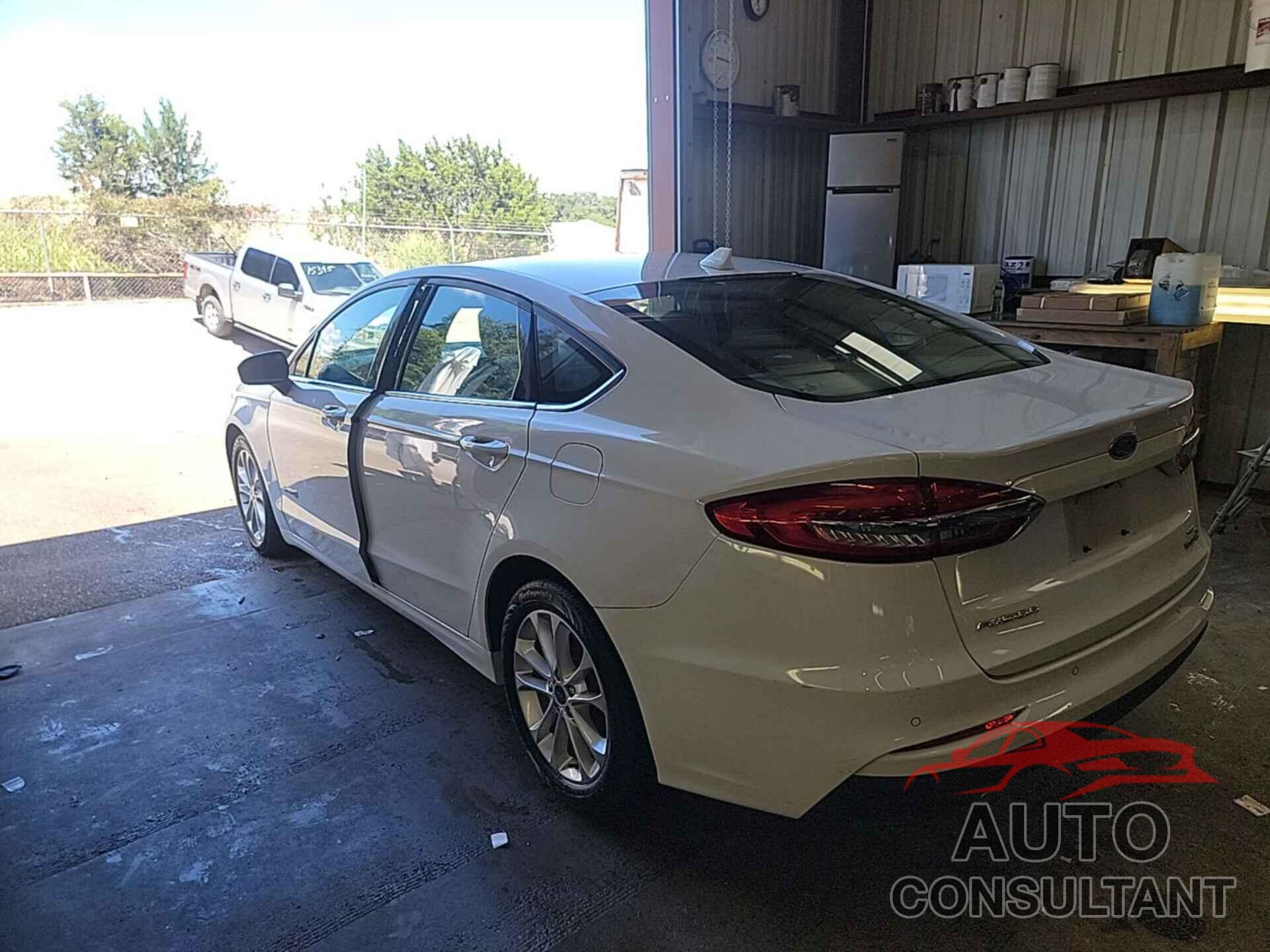 FORD FUSION HYBRID 2019 - 3FA6P0LU8KR278593