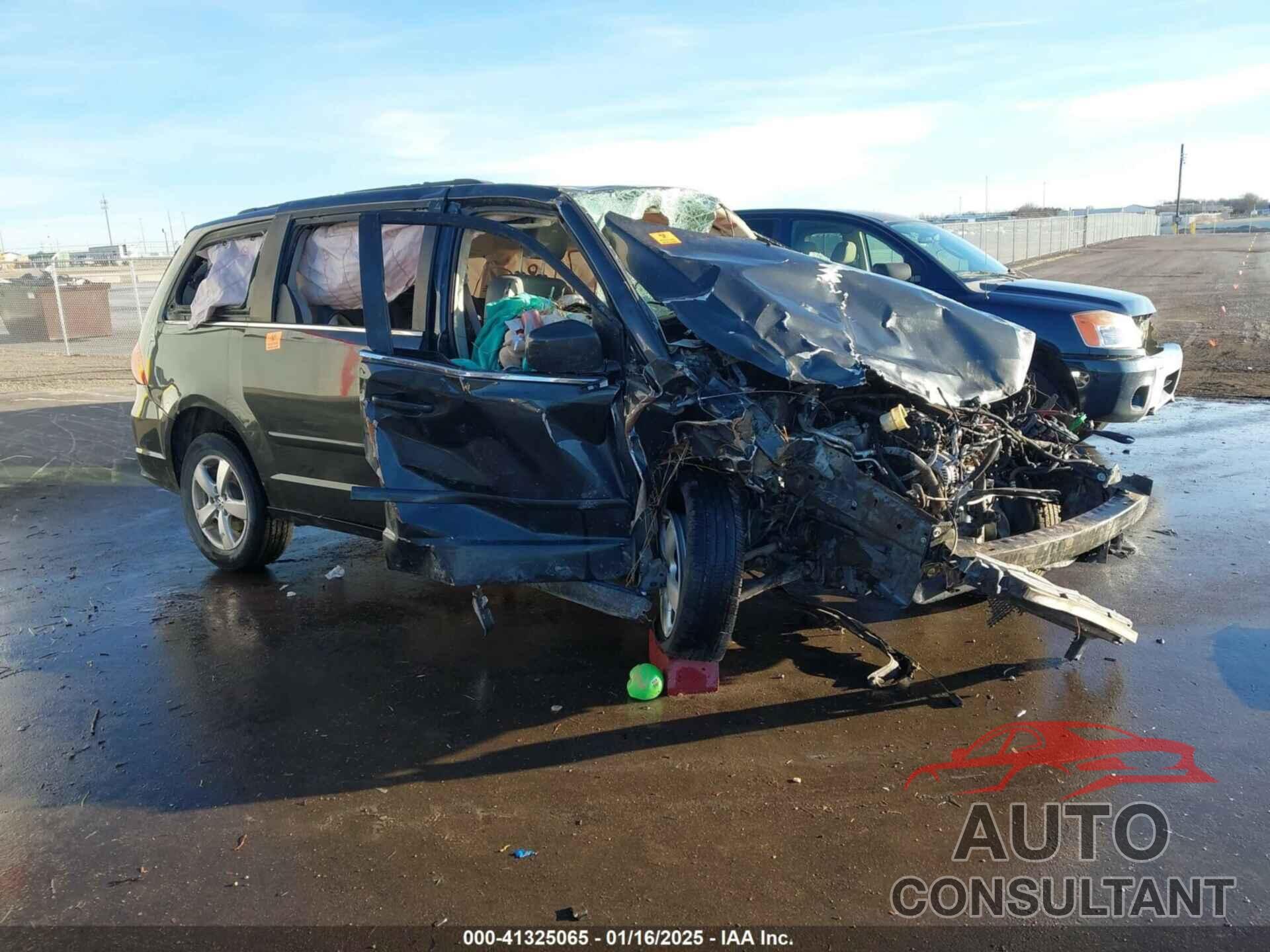VOLKSWAGEN ROUTAN 2011 - 2V4RW3DG7BR717248