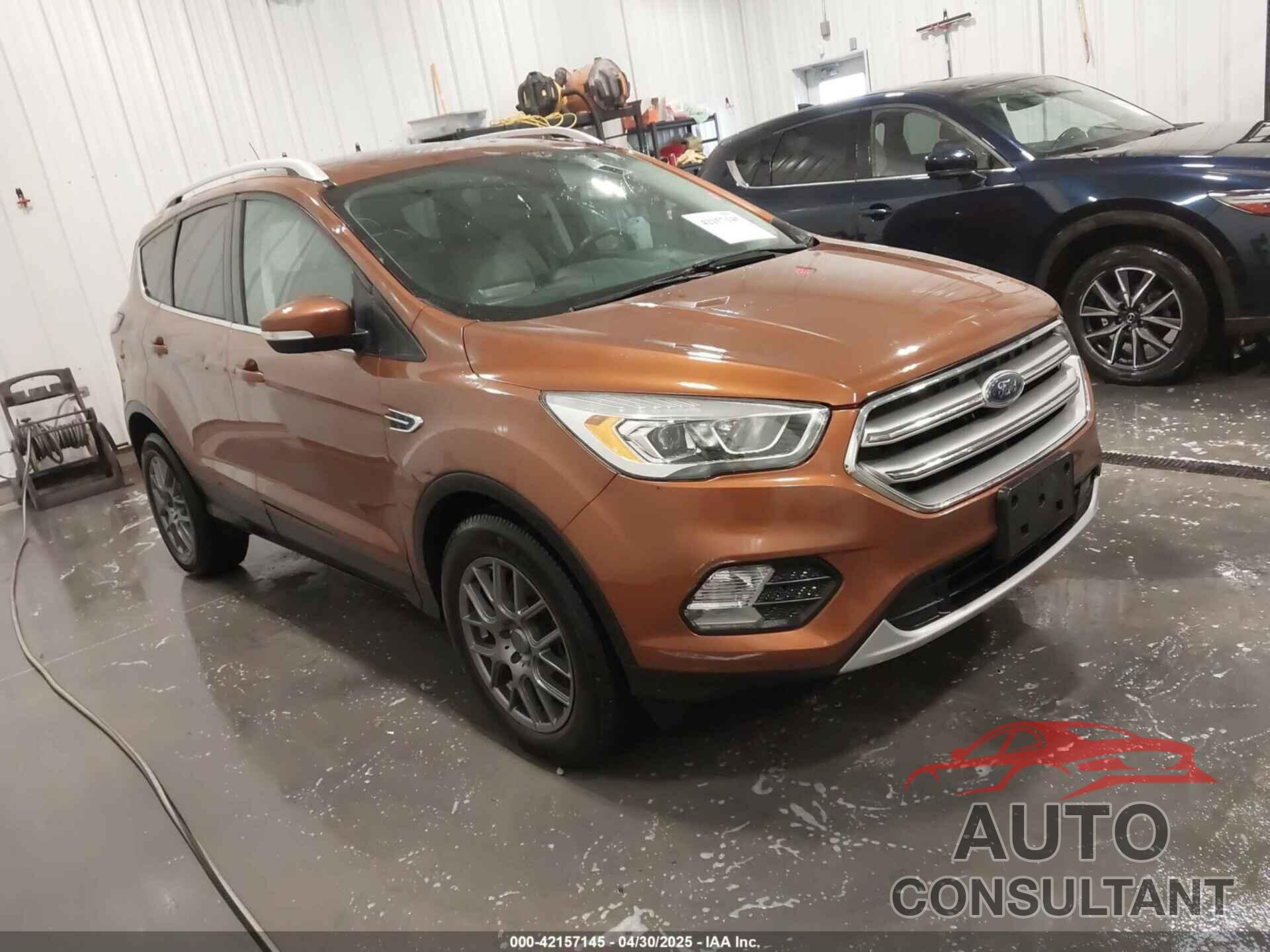 FORD ESCAPE 2017 - 1FMCU0J95HUA38807