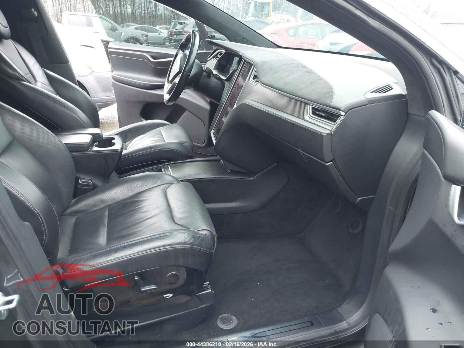 TESLA MODEL X 2016 - 5YJXCBE21GF027909