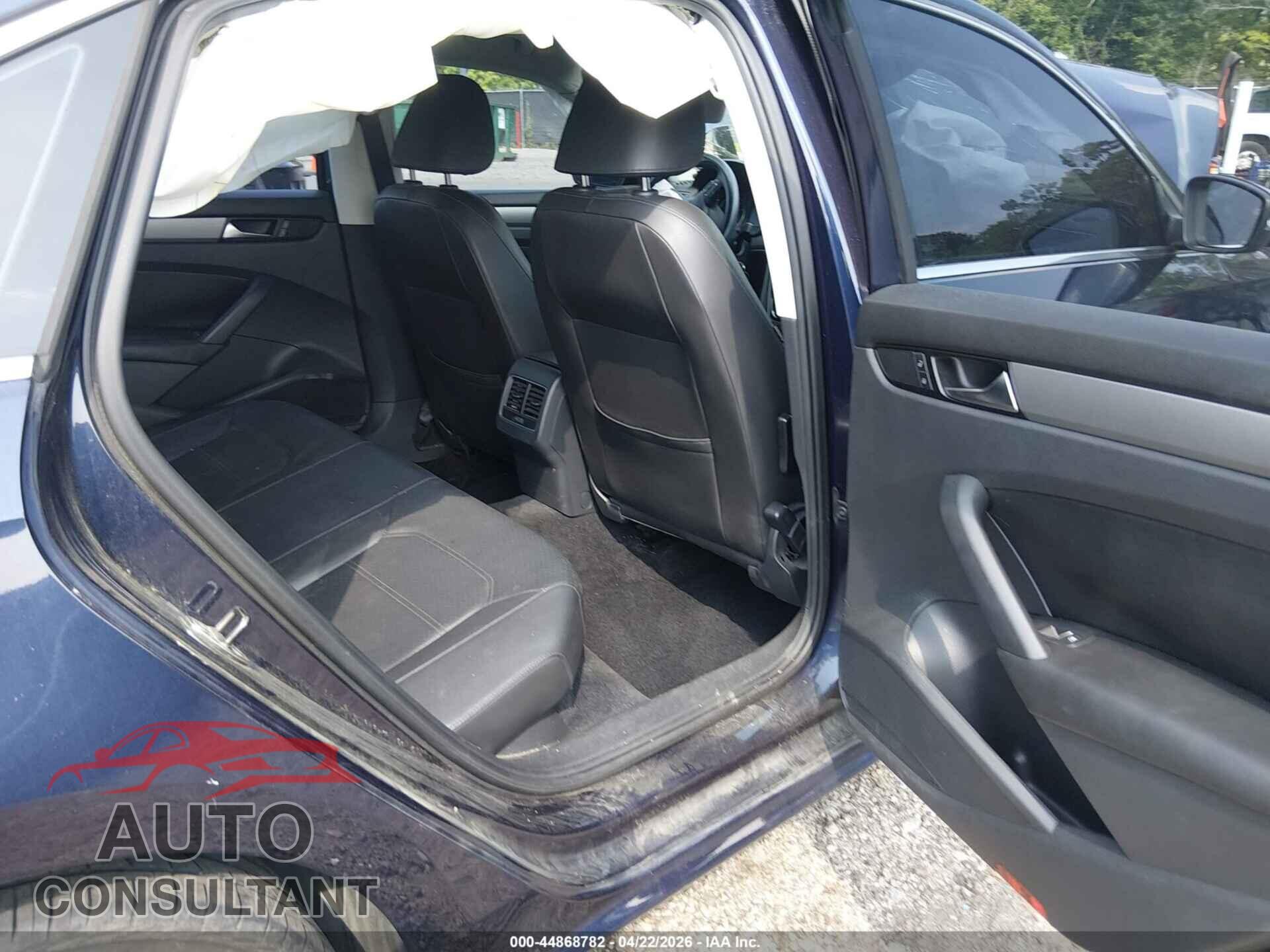 VOLKSWAGEN PASSAT 2014 - 1VWBP7A33EC007095