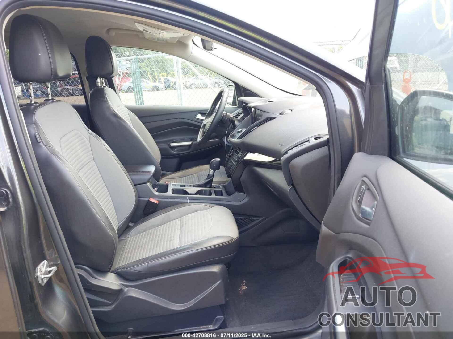 FORD ESCAPE 2017 - 1FMCU0GD8HUC09318