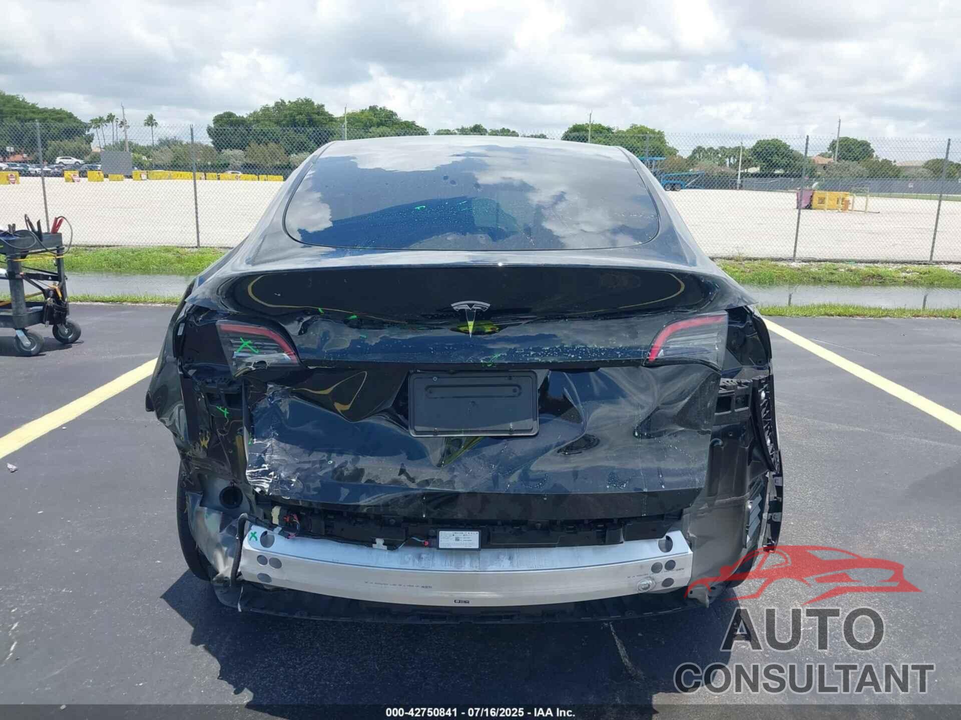 TESLA MODEL Y 2024 - 7SAYGDED7RF187112