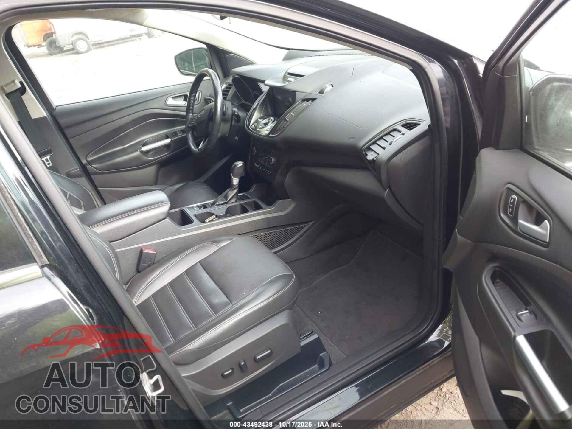 FORD ESCAPE 2017 - 1FMCU9J90HUB07021