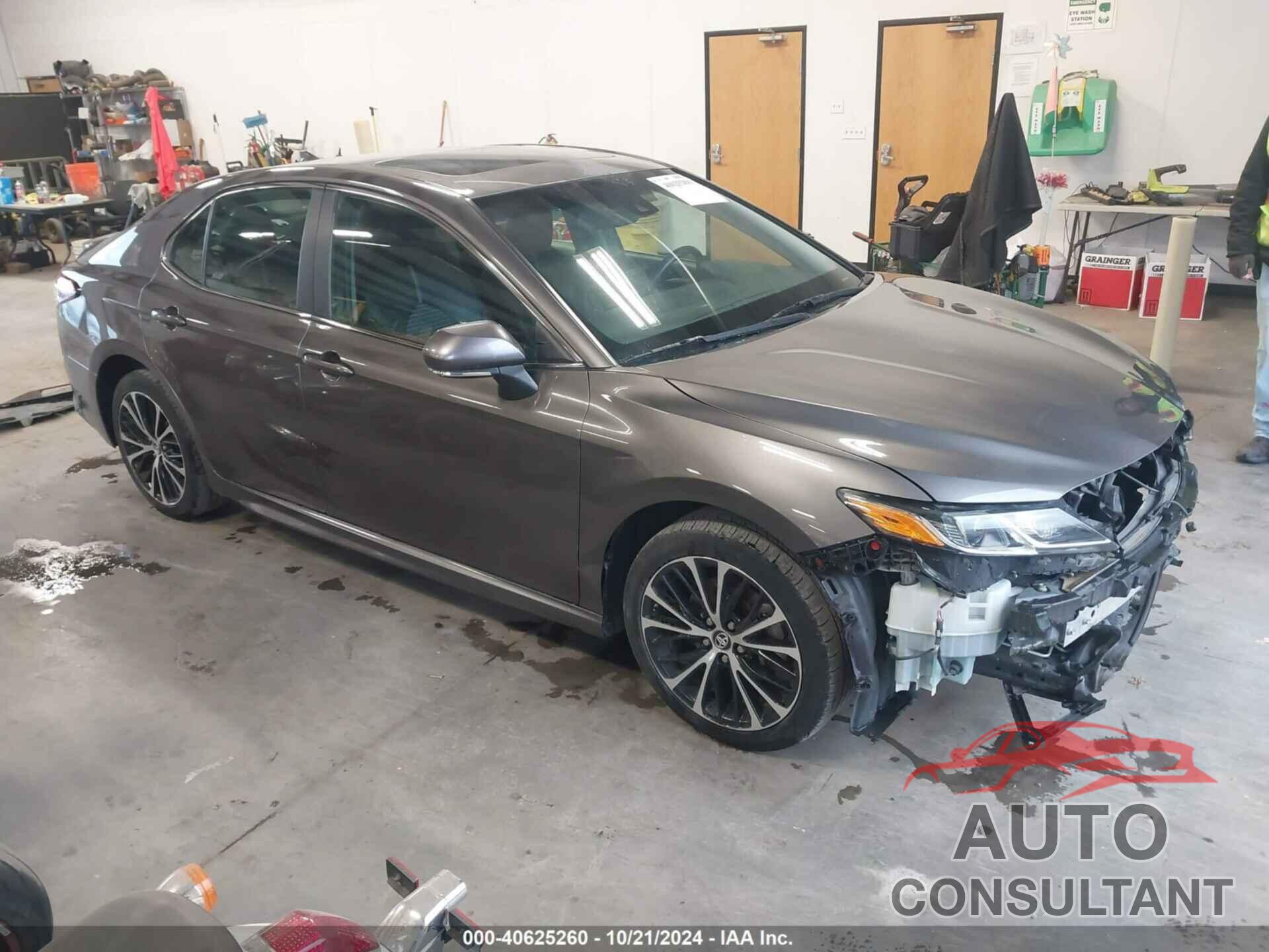 TOYOTA CAMRY 2018 - 4T1B11HK0JU544733