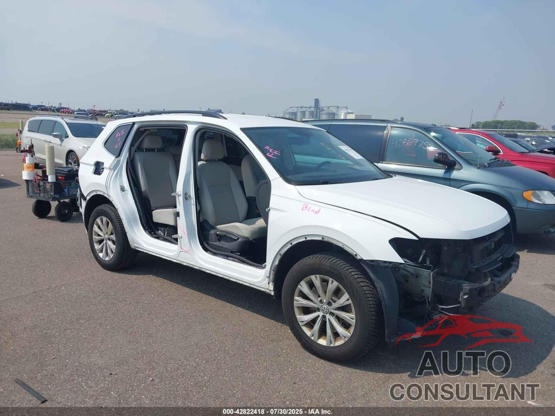 VOLKSWAGEN TIGUAN 2018 - 3VV2B7AX5JM106273