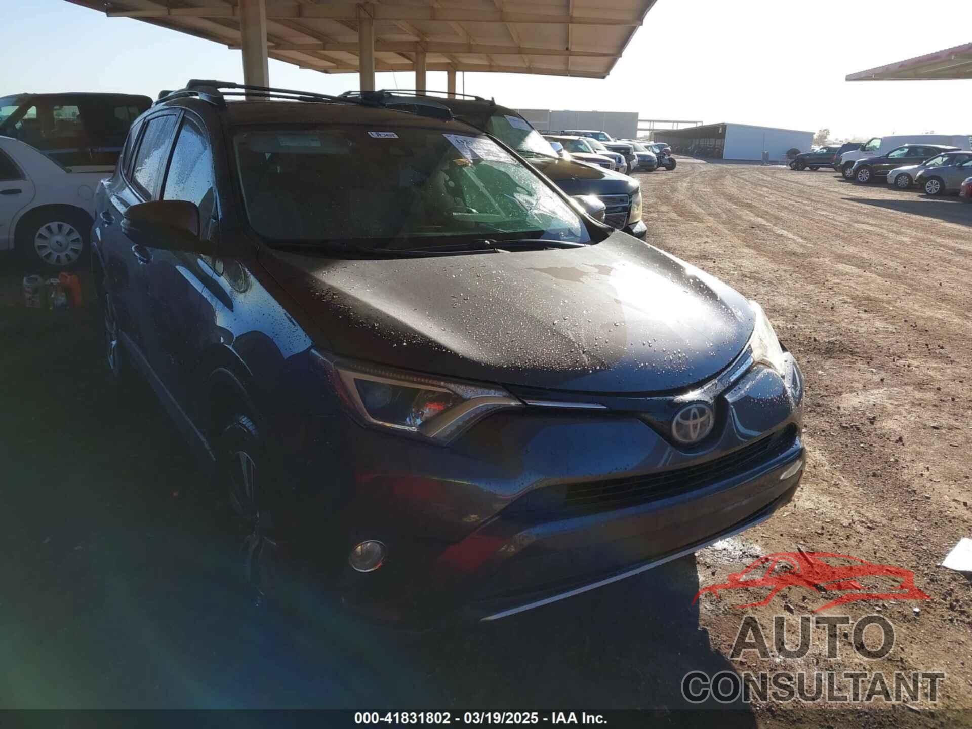 TOYOTA RAV4 2017 - JTMRFREV8HJ156615