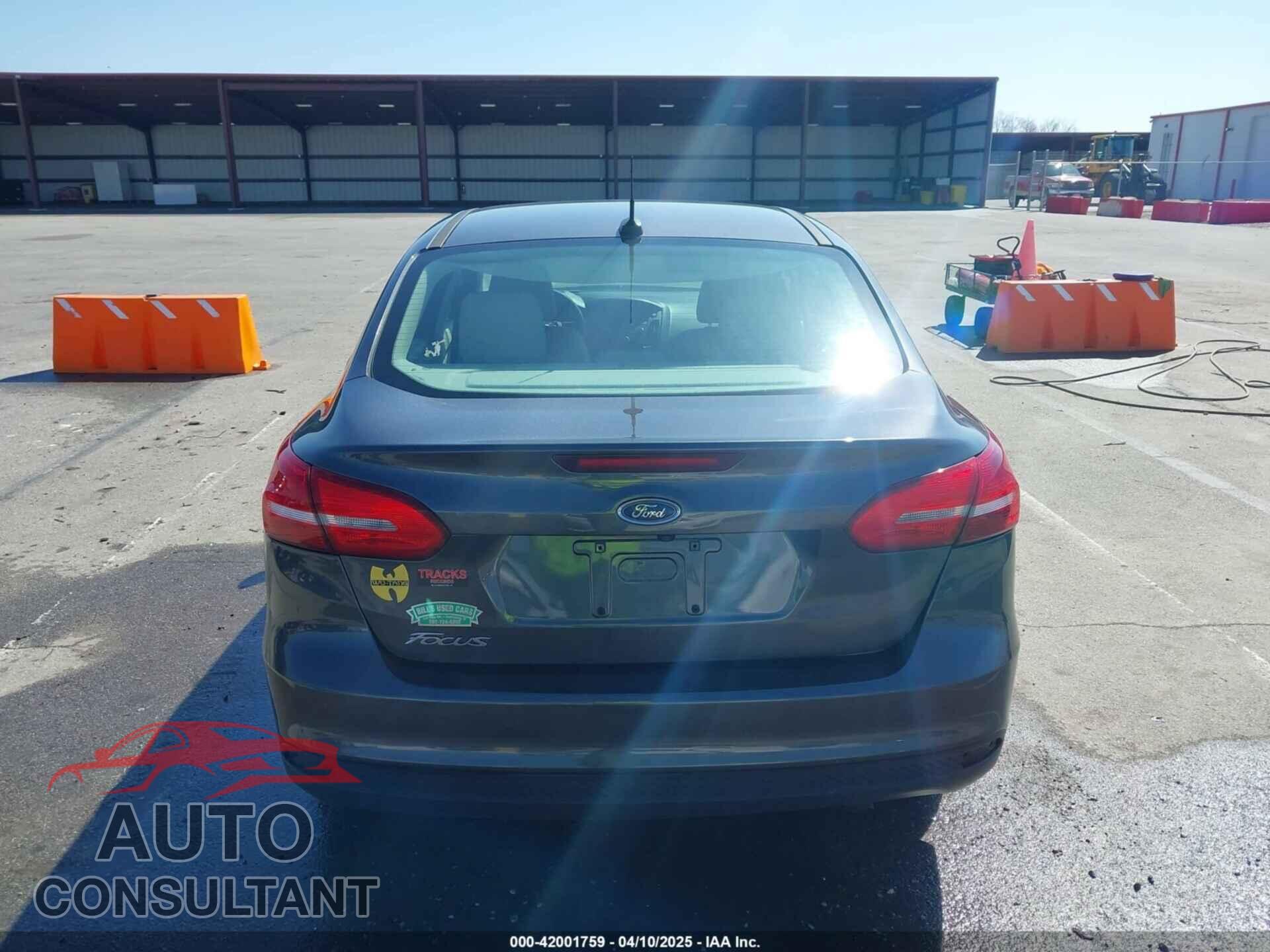 FORD FOCUS 2015 - 1FADP3F26FL218092
