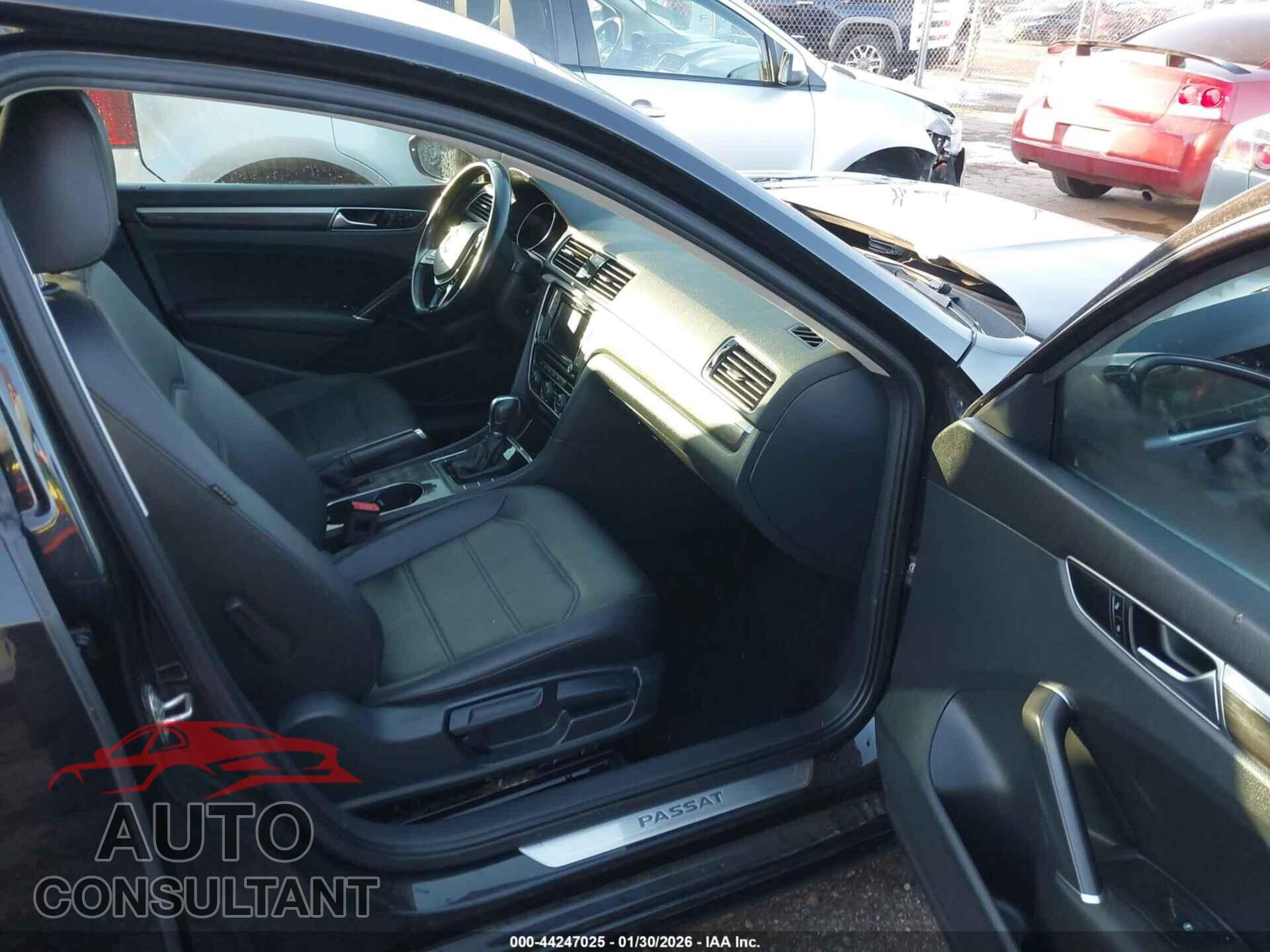 VOLKSWAGEN PASSAT 2018 - 1VWBA7A33JC044126