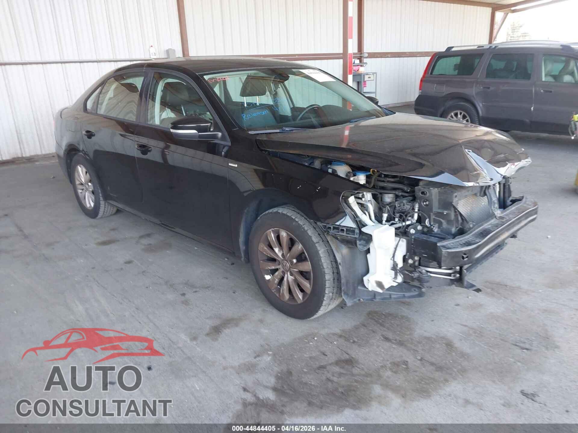 VOLKSWAGEN PASSAT 2015 - 1VWAT7A35FC008323
