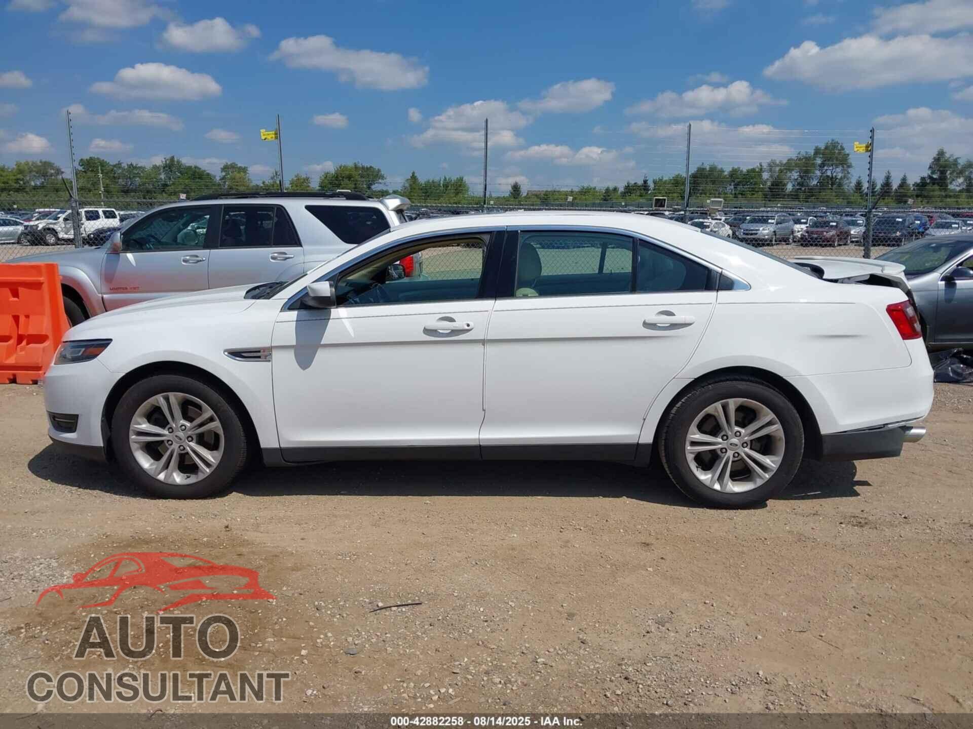 FORD TAURUS 2018 - 1FAHP2E83JG111228
