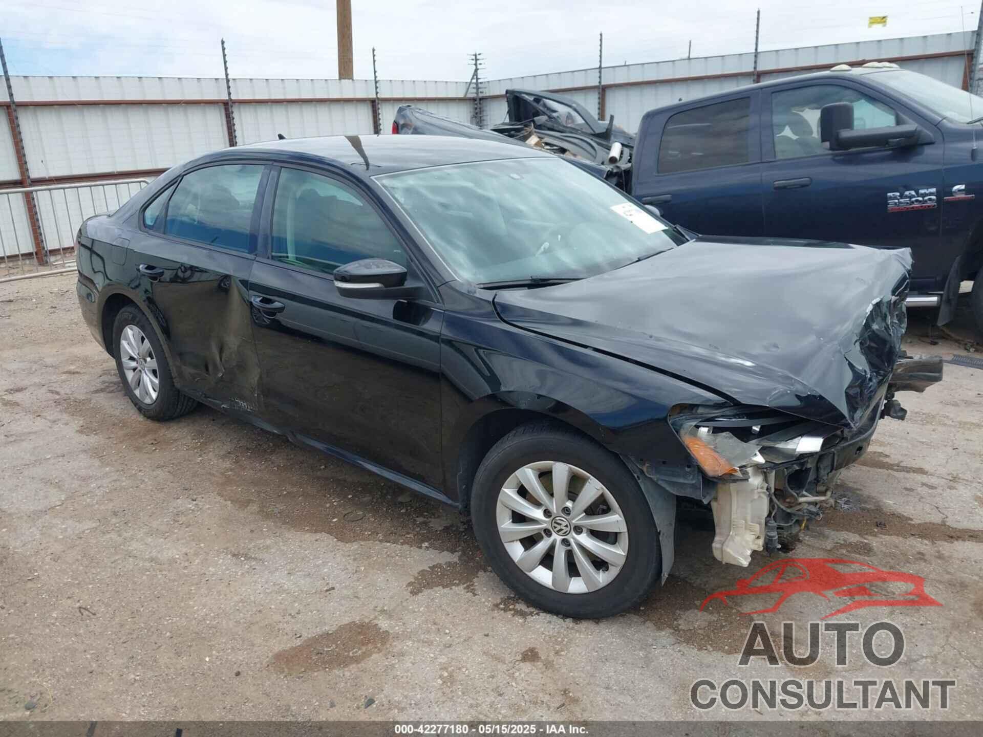 VOLKSWAGEN PASSAT 2013 - 1VWAP7A33DC142183