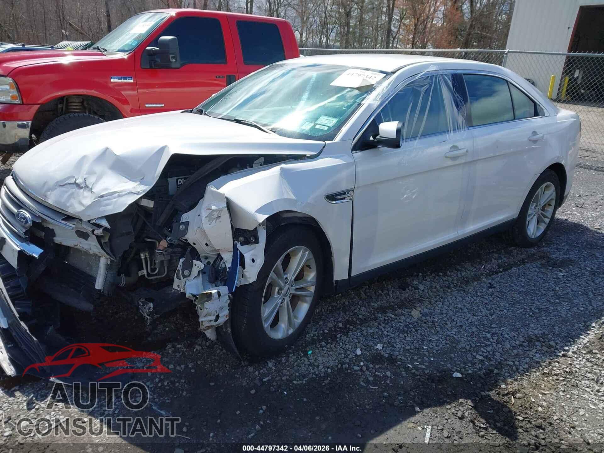 FORD TAURUS 2018 - 1FAHP2E83JG127946