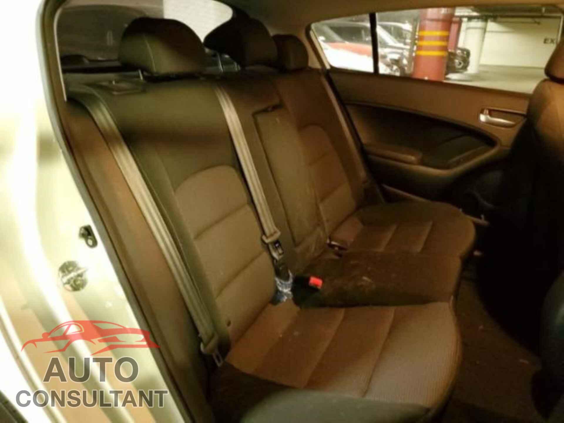 KIA FORTE5 2017 - KNAFK5A82H5696975