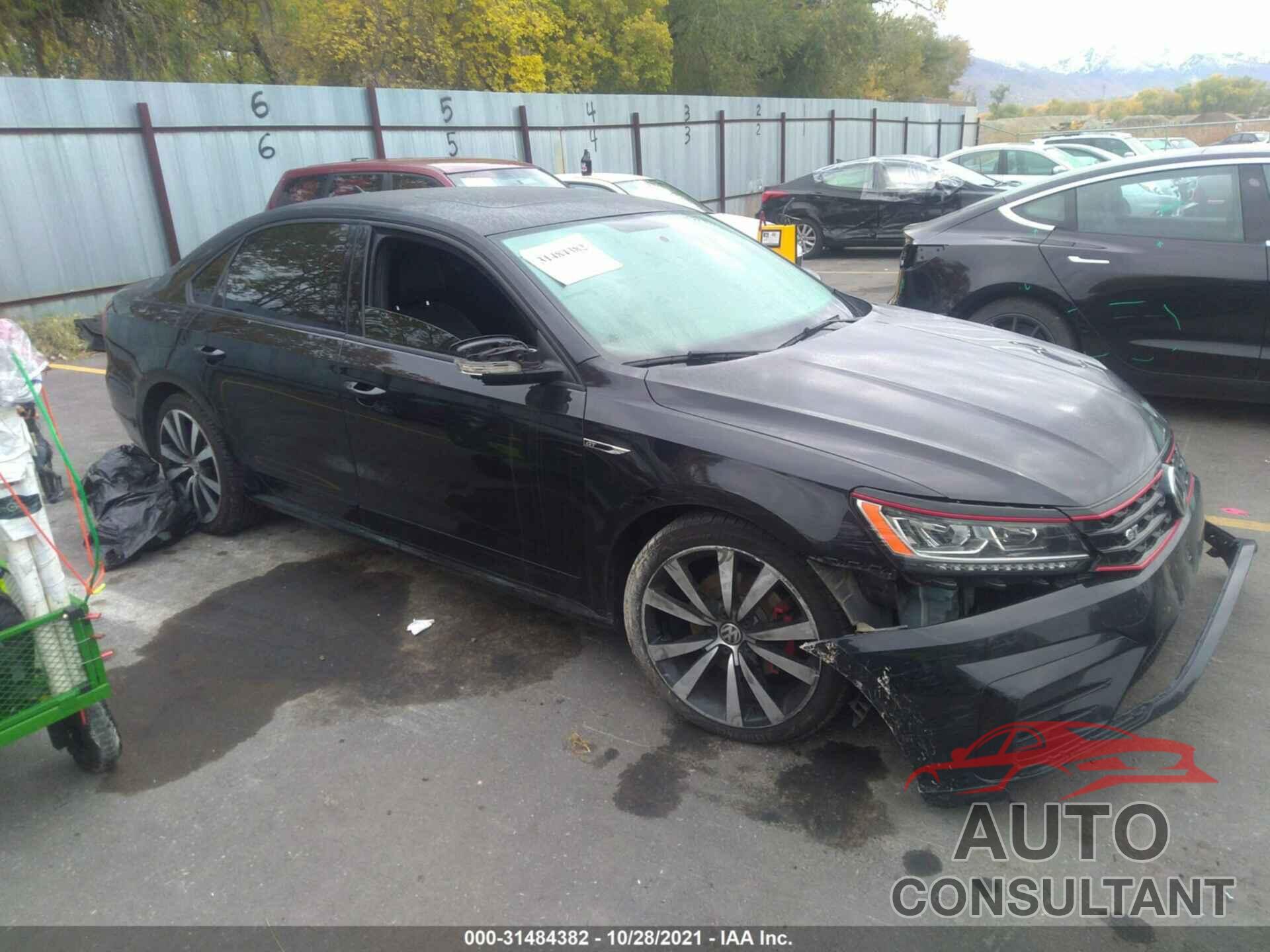 VOLKSWAGEN PASSAT 2018 - 1VWJM7A32JC031659