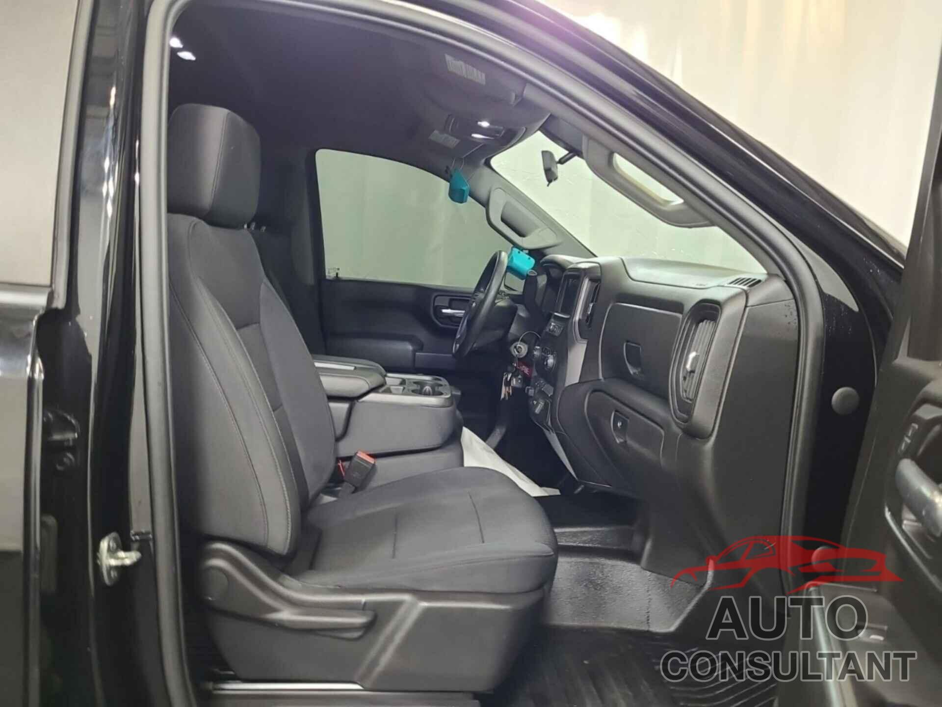 CHEVROLET SILVERADO 1500 2021 - 1GCRYAEF6MZ342945