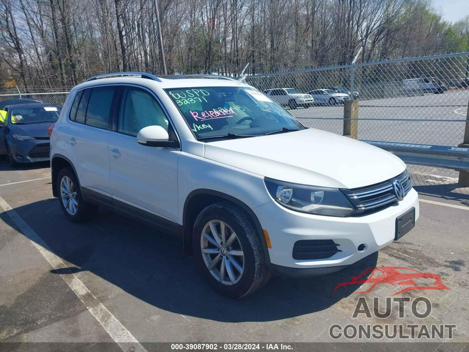 VOLKSWAGEN TIGUAN 2017 - WVGSV7AX4HK026451