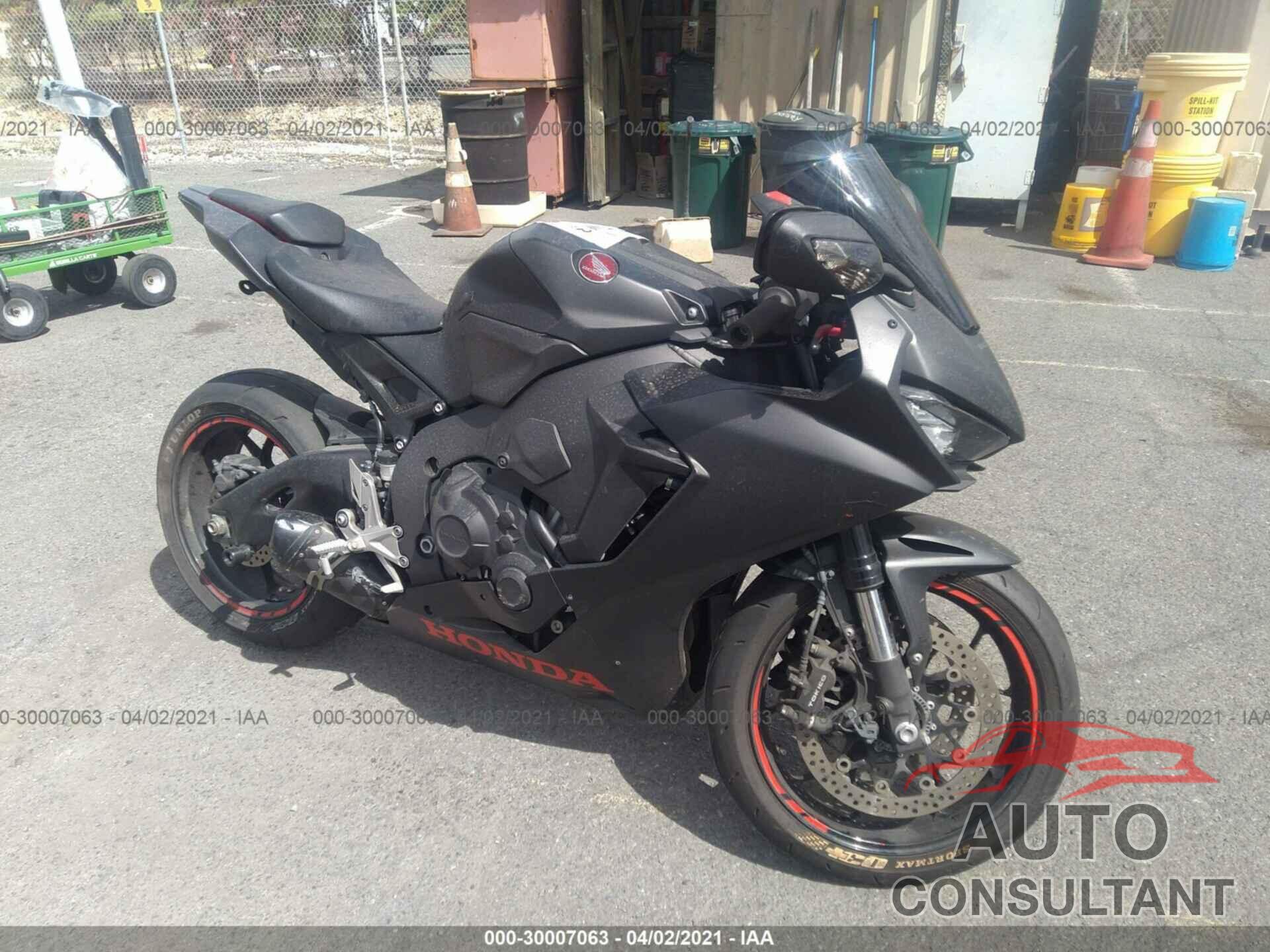 HONDA CBR1000 2017 - JH2SC7750HK000307