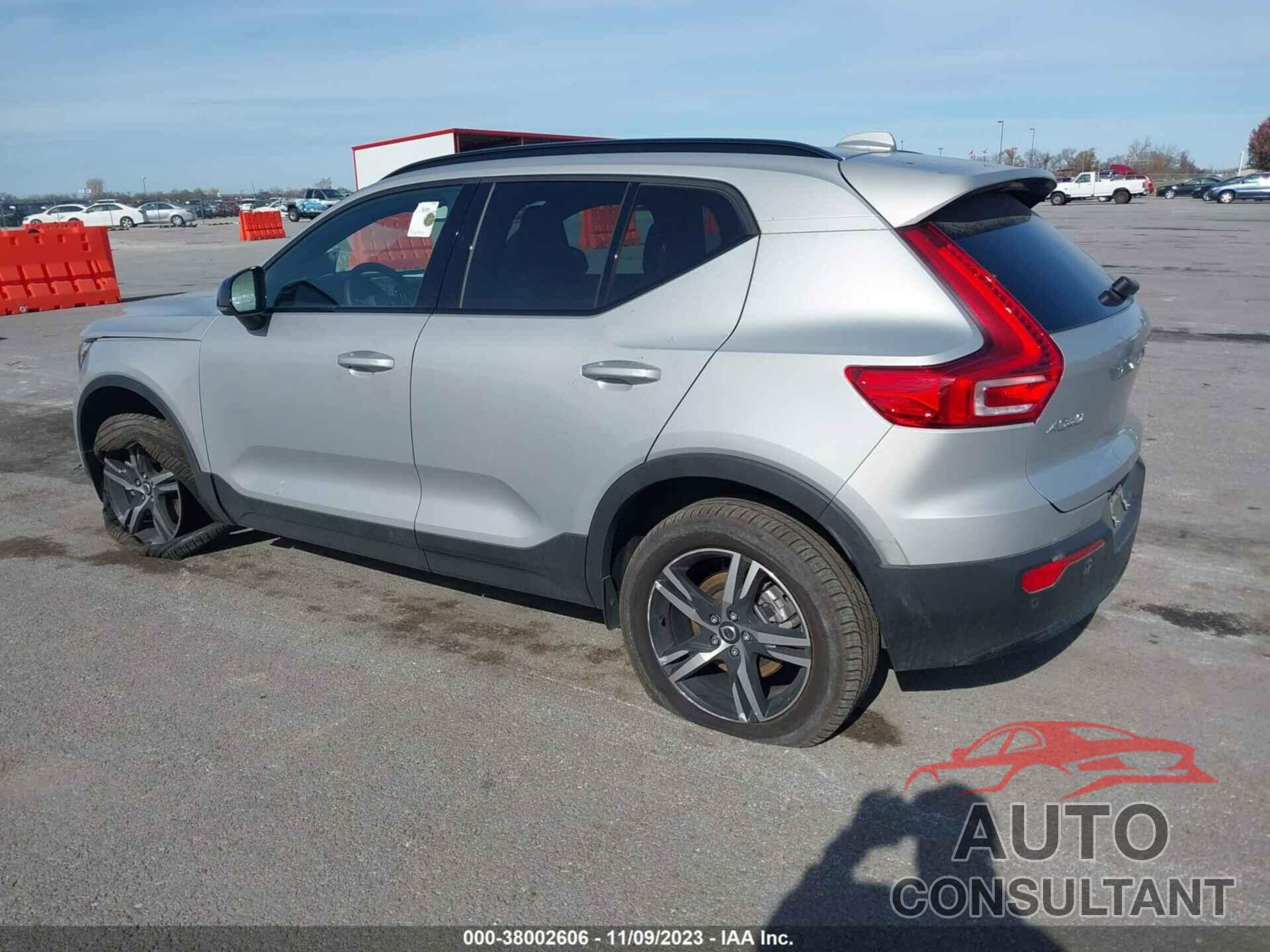 VOLVO XC40 2023 - YV4L12UL1P2085484