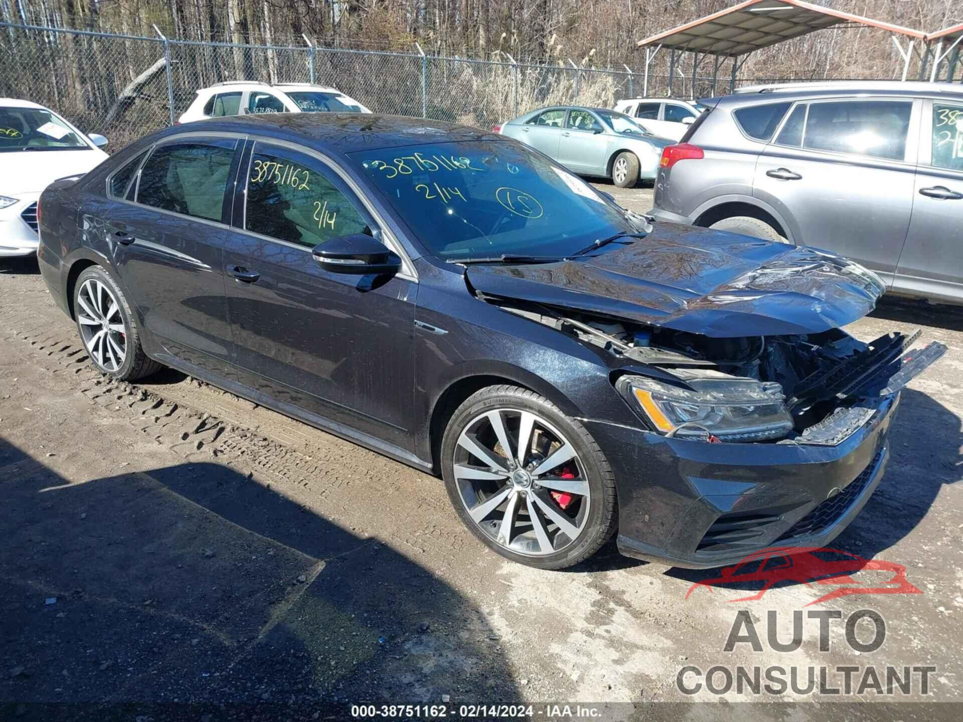 VOLKSWAGEN PASSAT 2018 - 1VWJM7A39JC035806