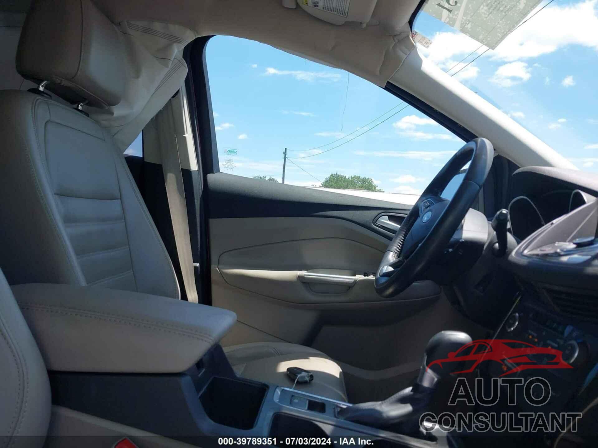 FORD ESCAPE 2017 - 1FMCU9J94HUC14282
