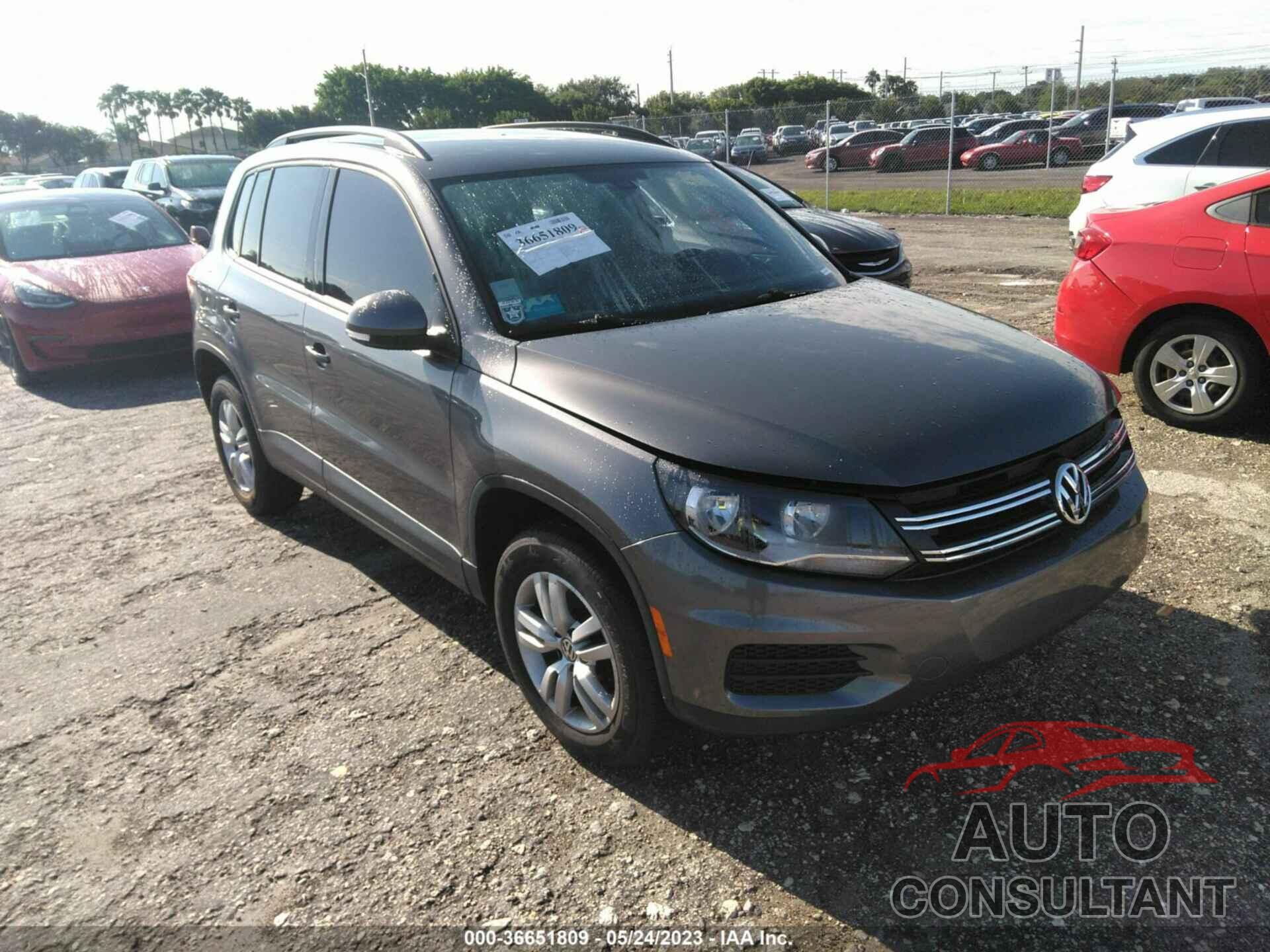 VOLKSWAGEN TIGUAN 2017 - WVGAV7AX6HK041402