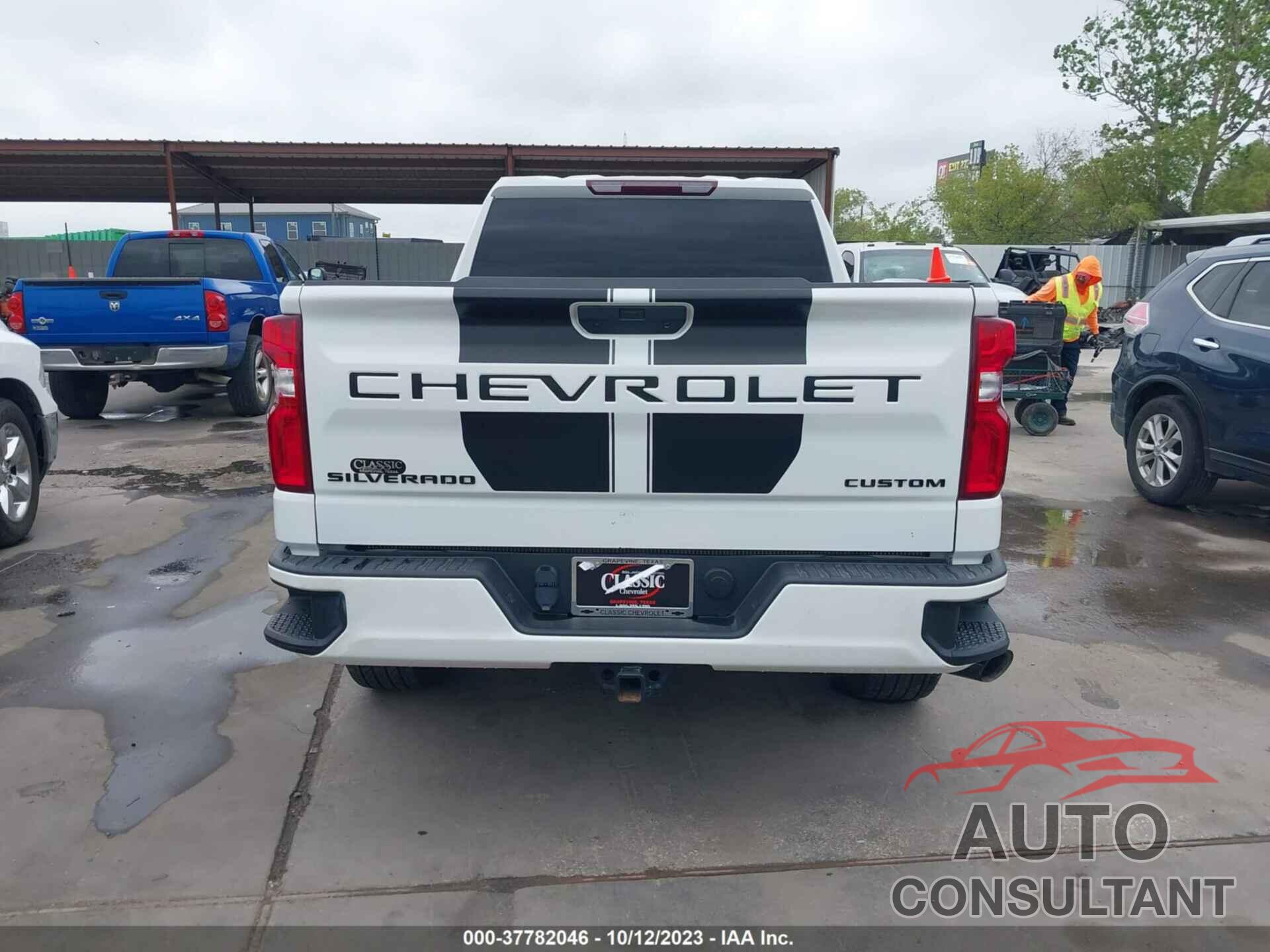 CHEVROLET SILVERADO 1500 2020 - 1GCPYBEK8LZ300477