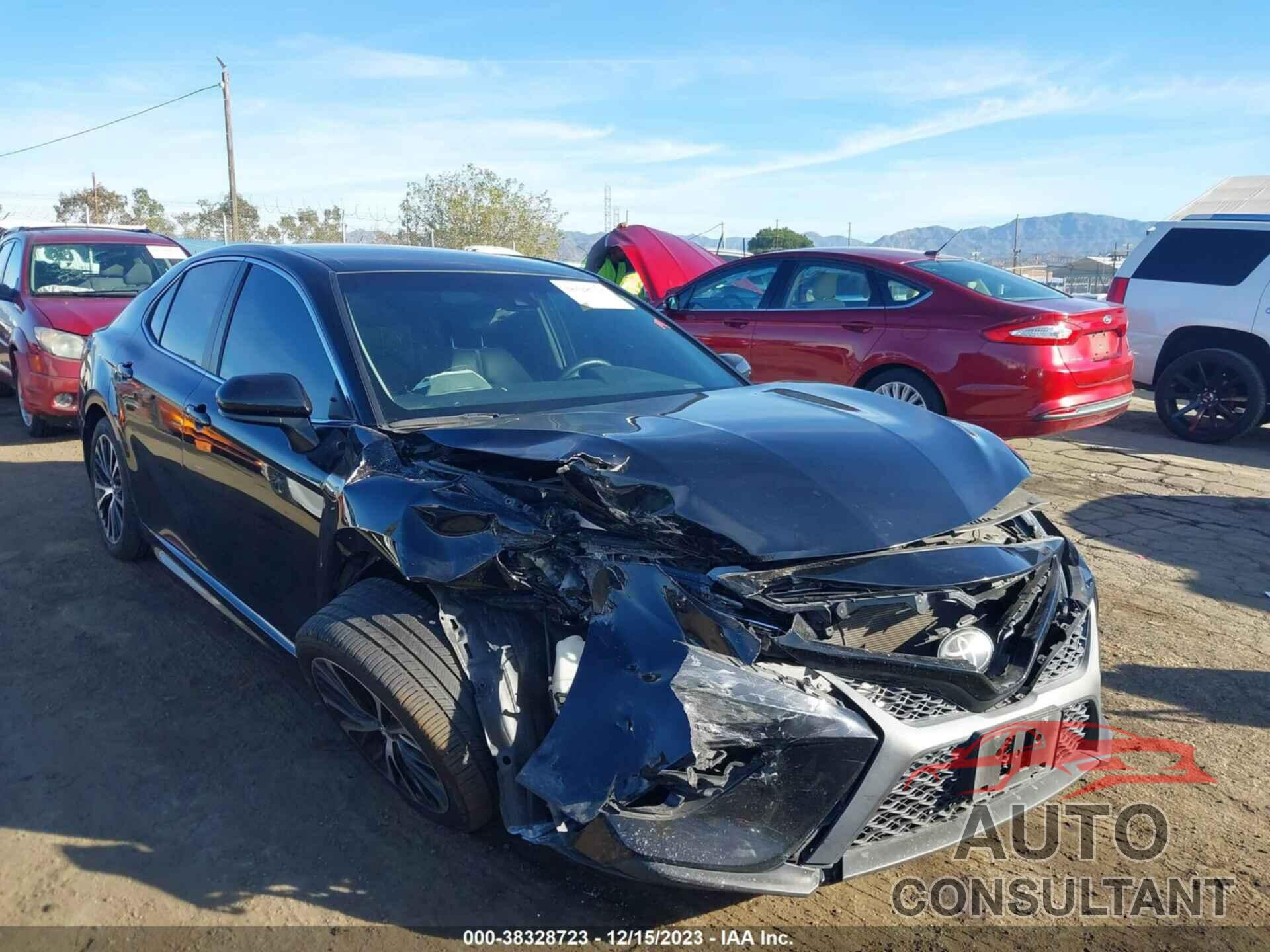 TOYOTA CAMRY 2018 - 4T1B11HK0JU573956